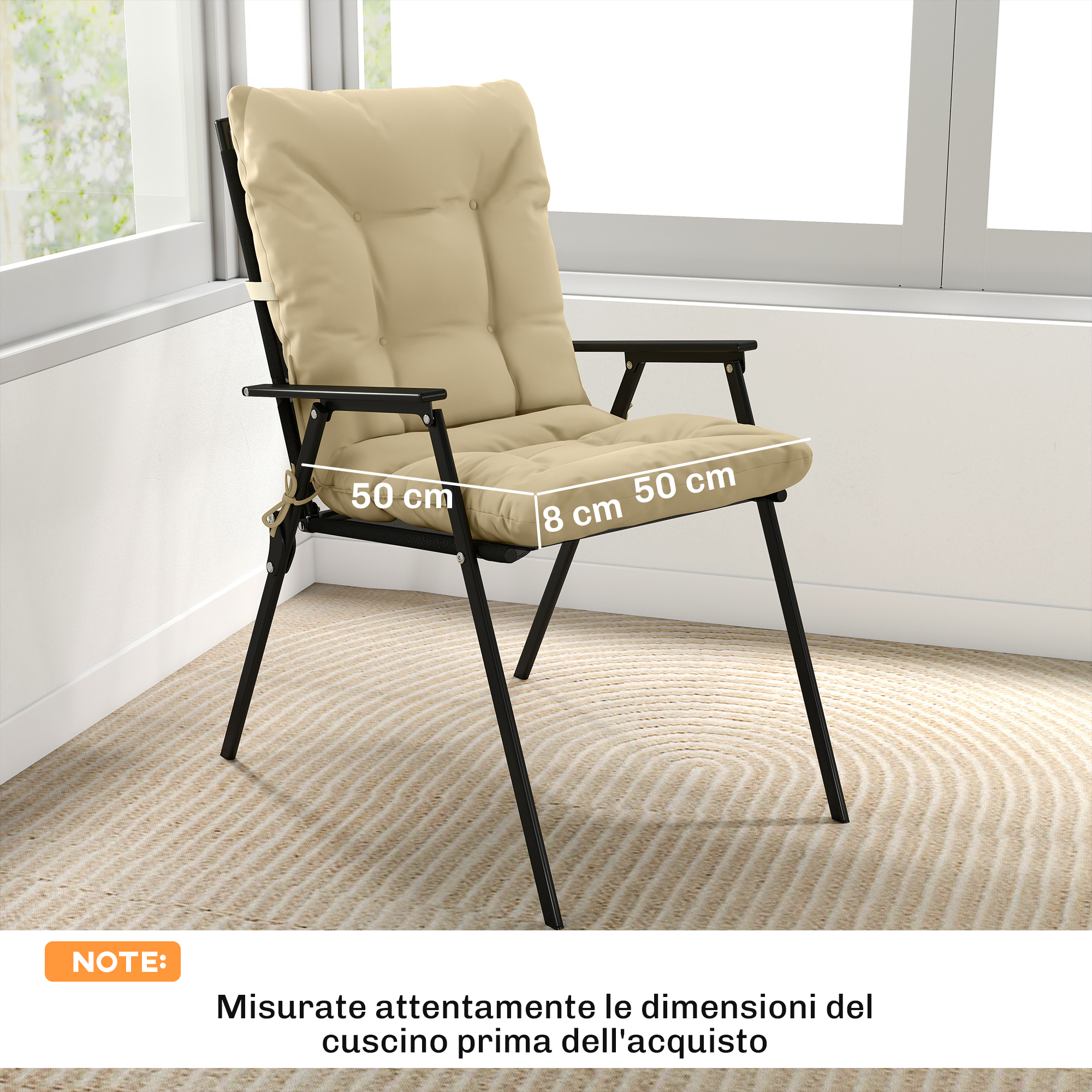 Sedia beige con gambe nere, dimensioni 50x50x8 cm, davanti finestra.