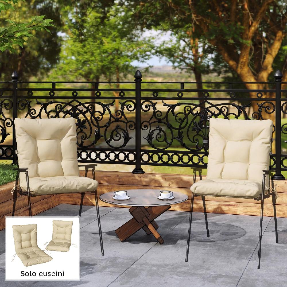 Due sedie imbottite beige con tavolino e tazze all'aperto.