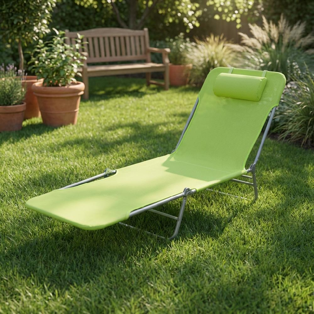 Sdraio verde sull'erba in un giardino, con una panchina di legno sullo sfondo.