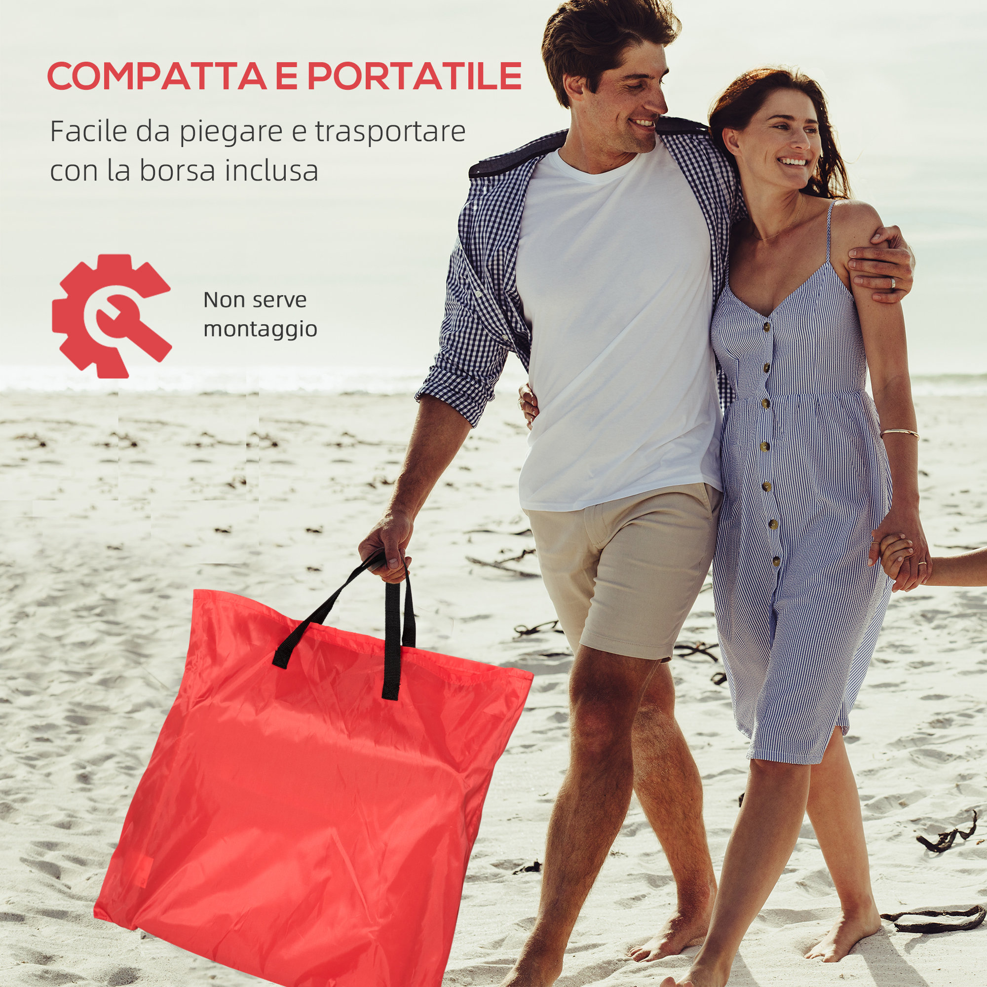 Una coppia e un bambino camminano sulla spiaggia, l'uomo porta una borsa rossa.