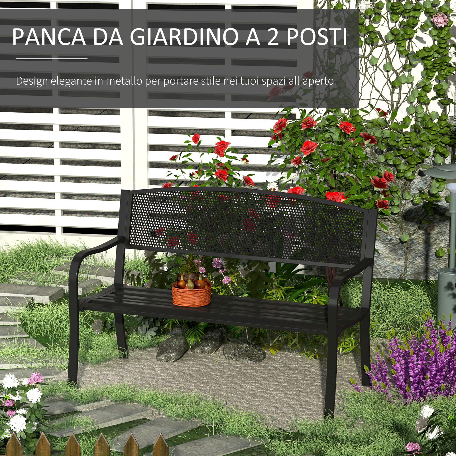 Panca da giardino nera con cesto di frutta davanti a rose e edera.