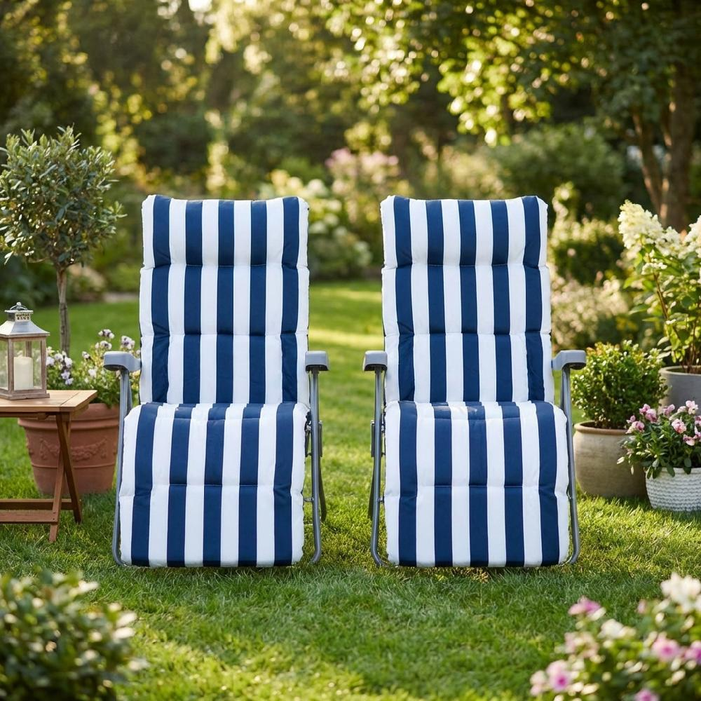 Due sedie a sdraio a righe blu e bianche in un giardino soleggiato con erba verde e piante.