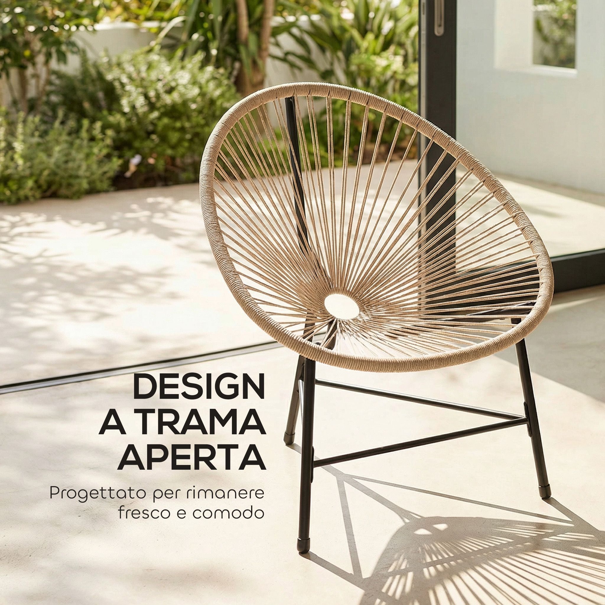 Una sedia rotonda in vimini beige con gambe in metallo nero all'aperto.