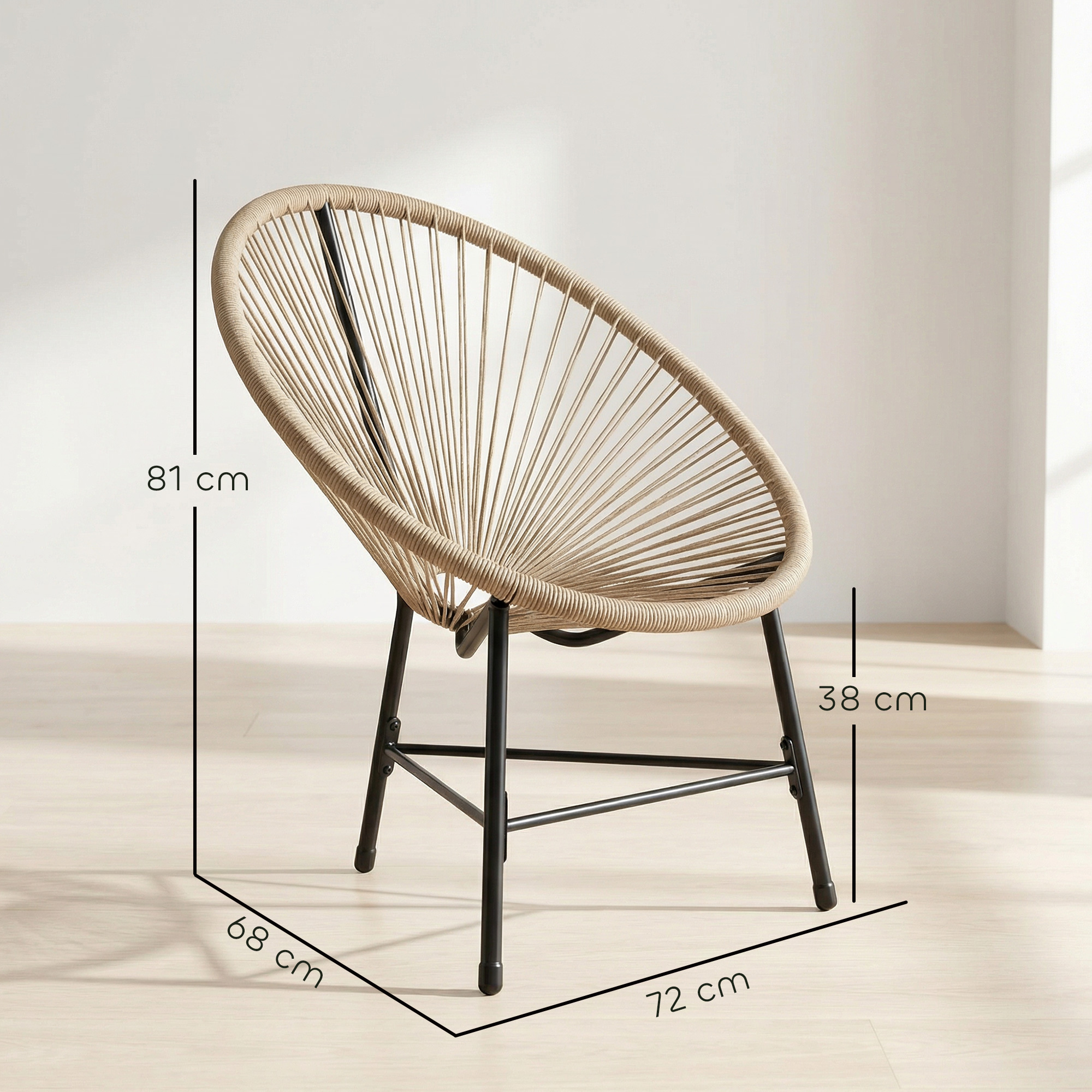Una sedia sospesa beige con telaio in metallo nero, dimensioni indicate.