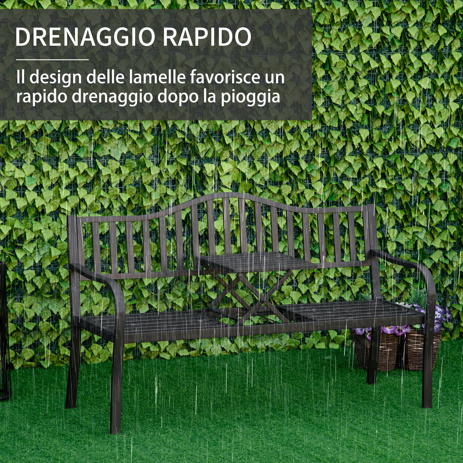 Panca da giardino marrone scuro con tavolo integrato davanti a muro di foglie verdi sotto la pioggia.