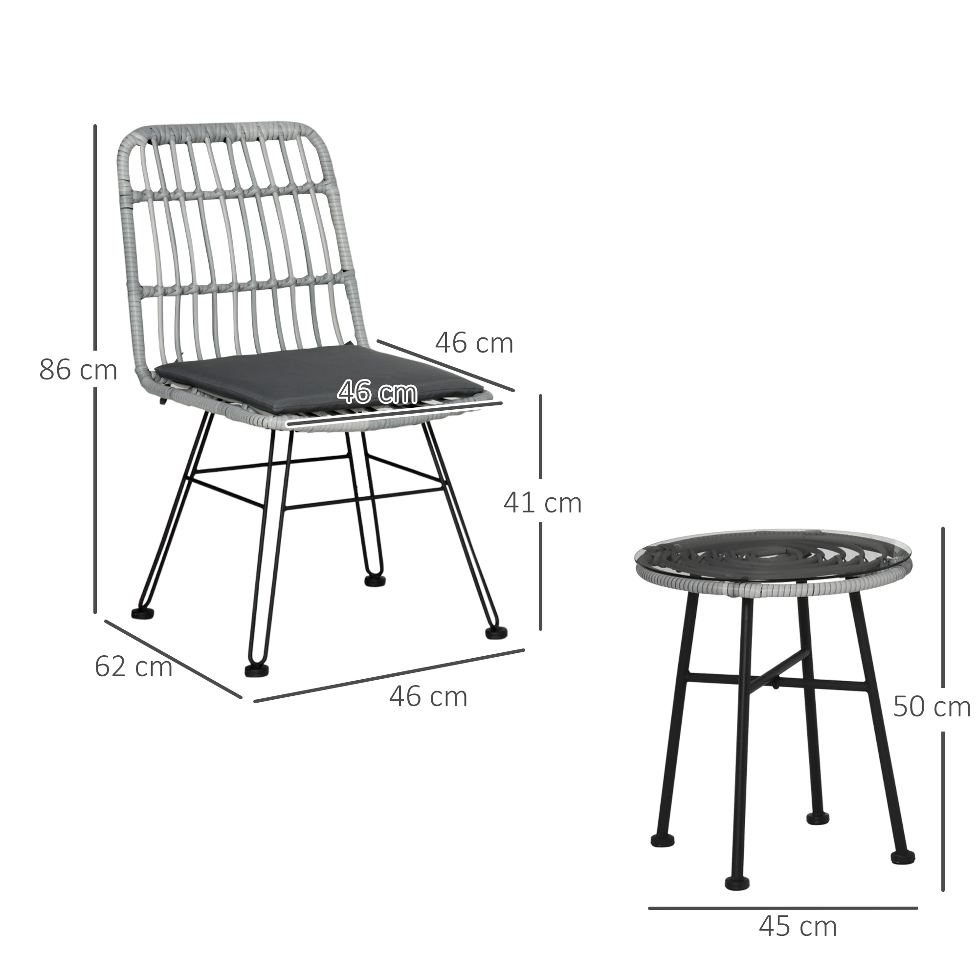 Una sedia in rattan grigio con cuscino di seduta nero e un tavolino rotondo in vetro.