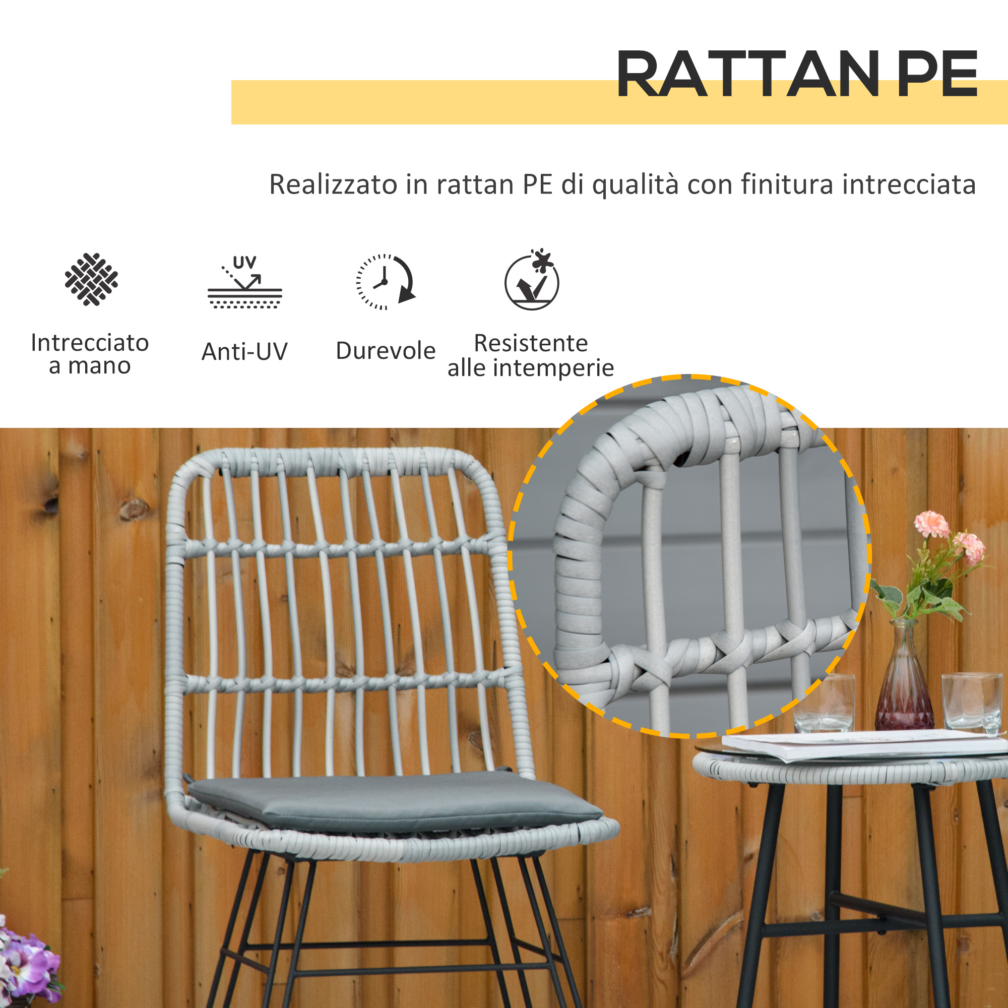 Sedia in rattan grigio con cuscino su sfondo di legno; tavolino accanto.