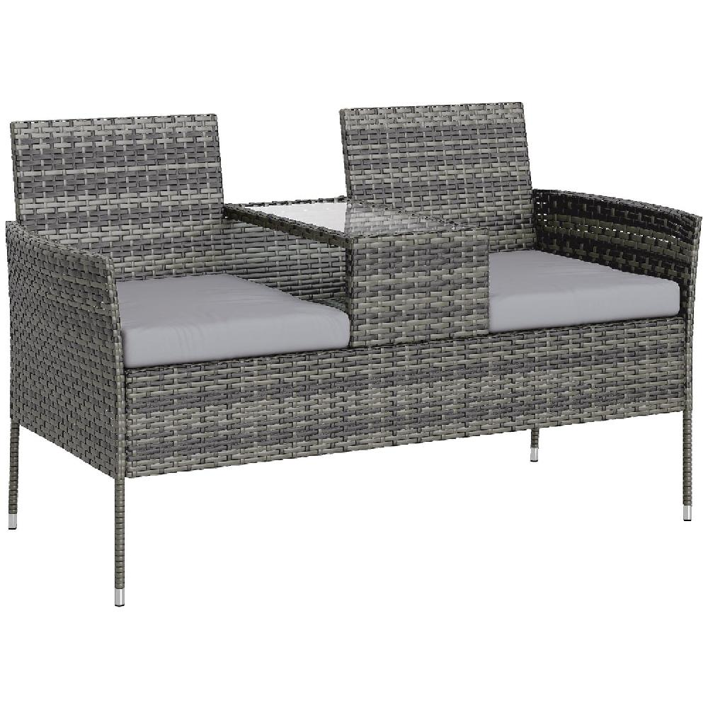 Divanetto in rattan grigio a due posti con cuscini grigio chiaro e tavolino.