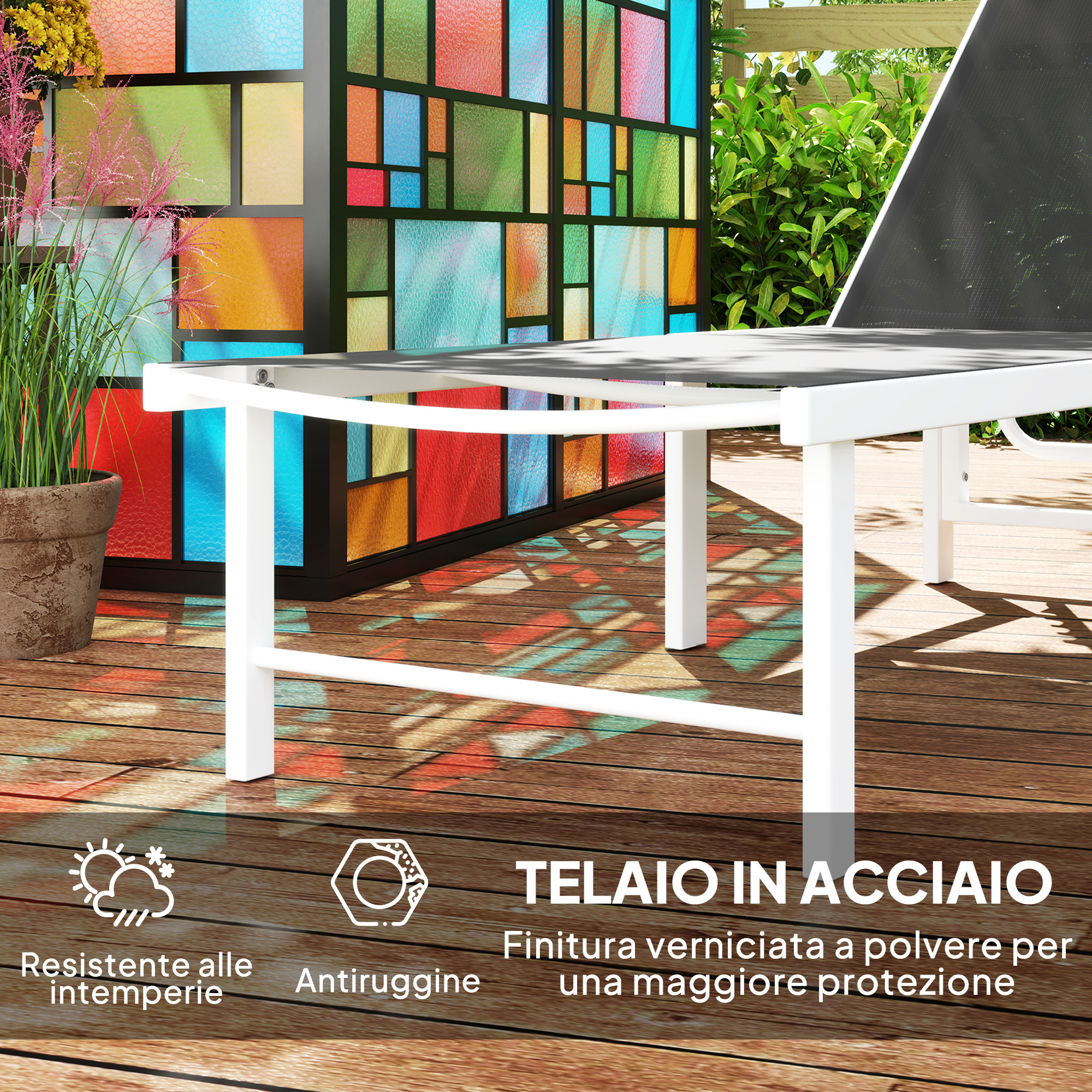 Arredo esterno con vetrata colorata e pedana in legno. Resistente.