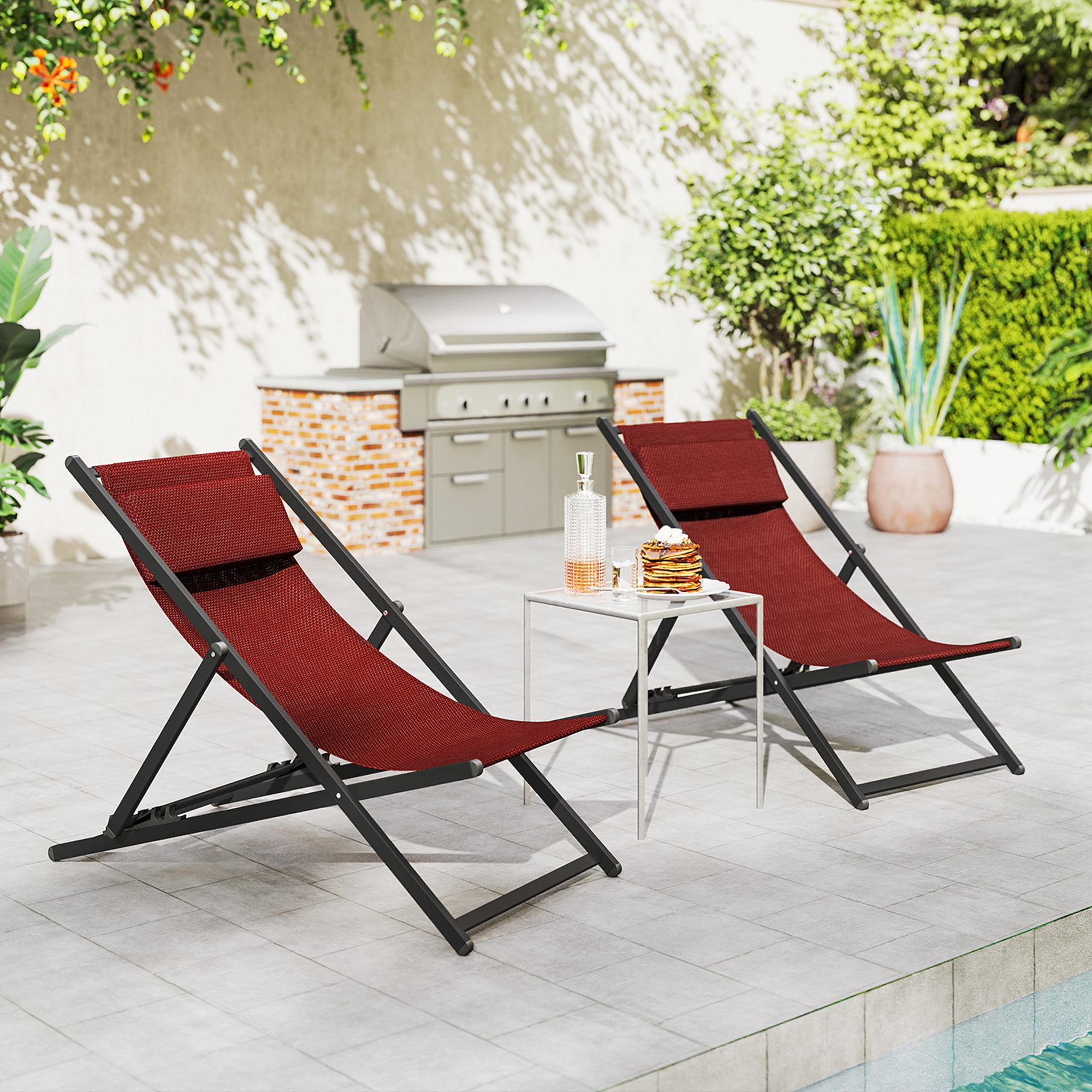 Due sedie a sdraio rosse vicino a una piscina con grill e bevande.