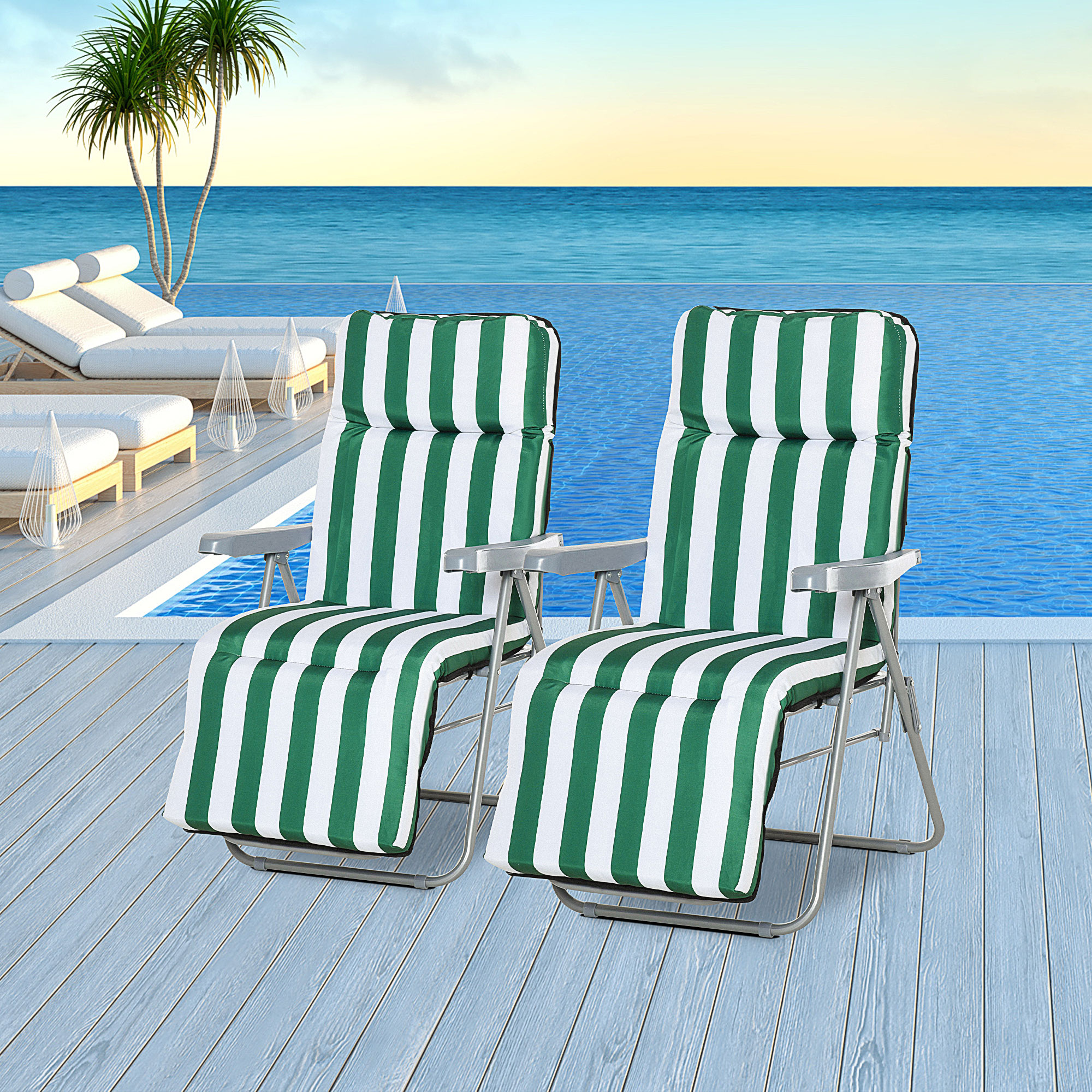 Due sedie a sdraio a righe verdi e bianche vicino a una piscina con palme e oceano sullo sfondo.