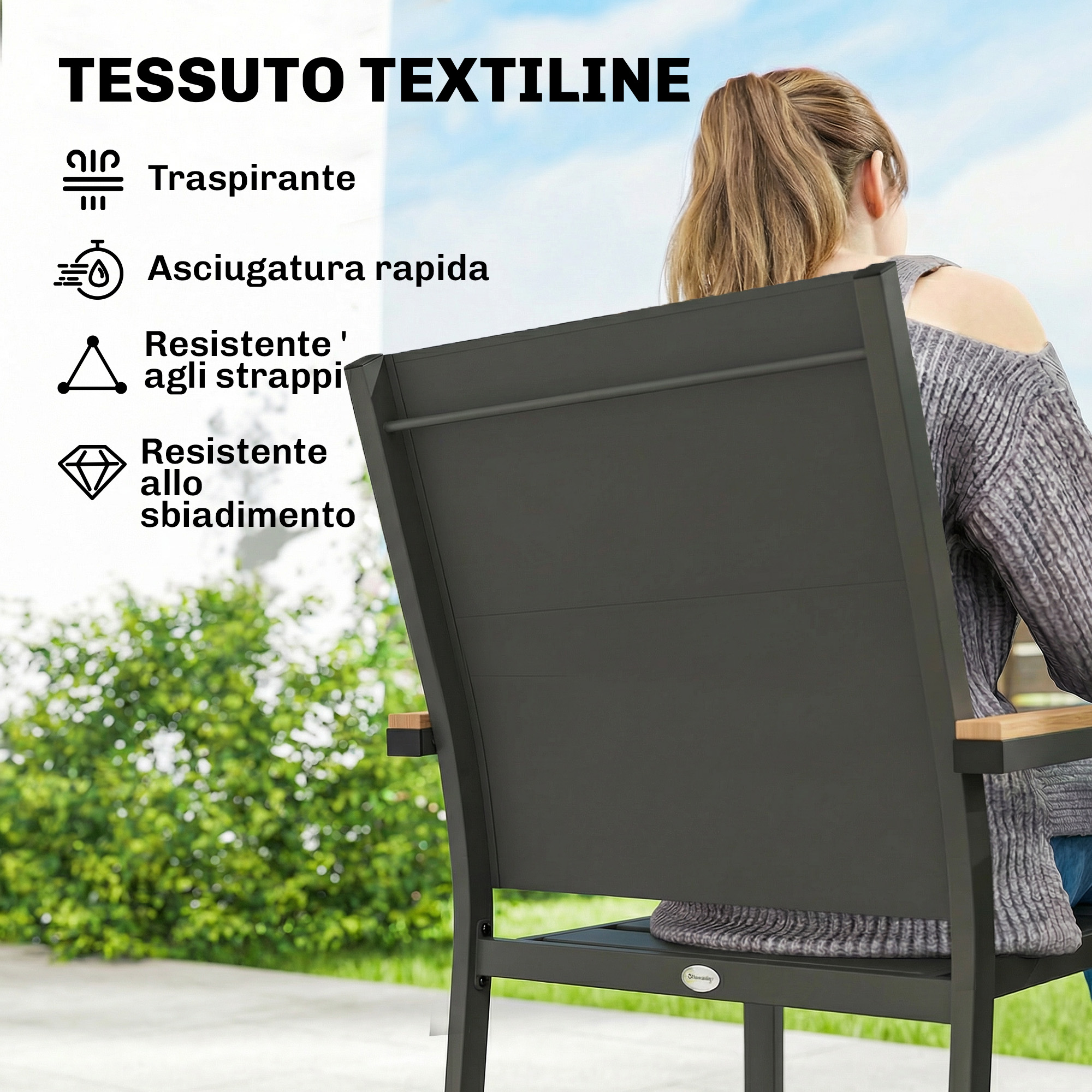 Donna seduta su sedia esterna con caratteristiche in textilene.