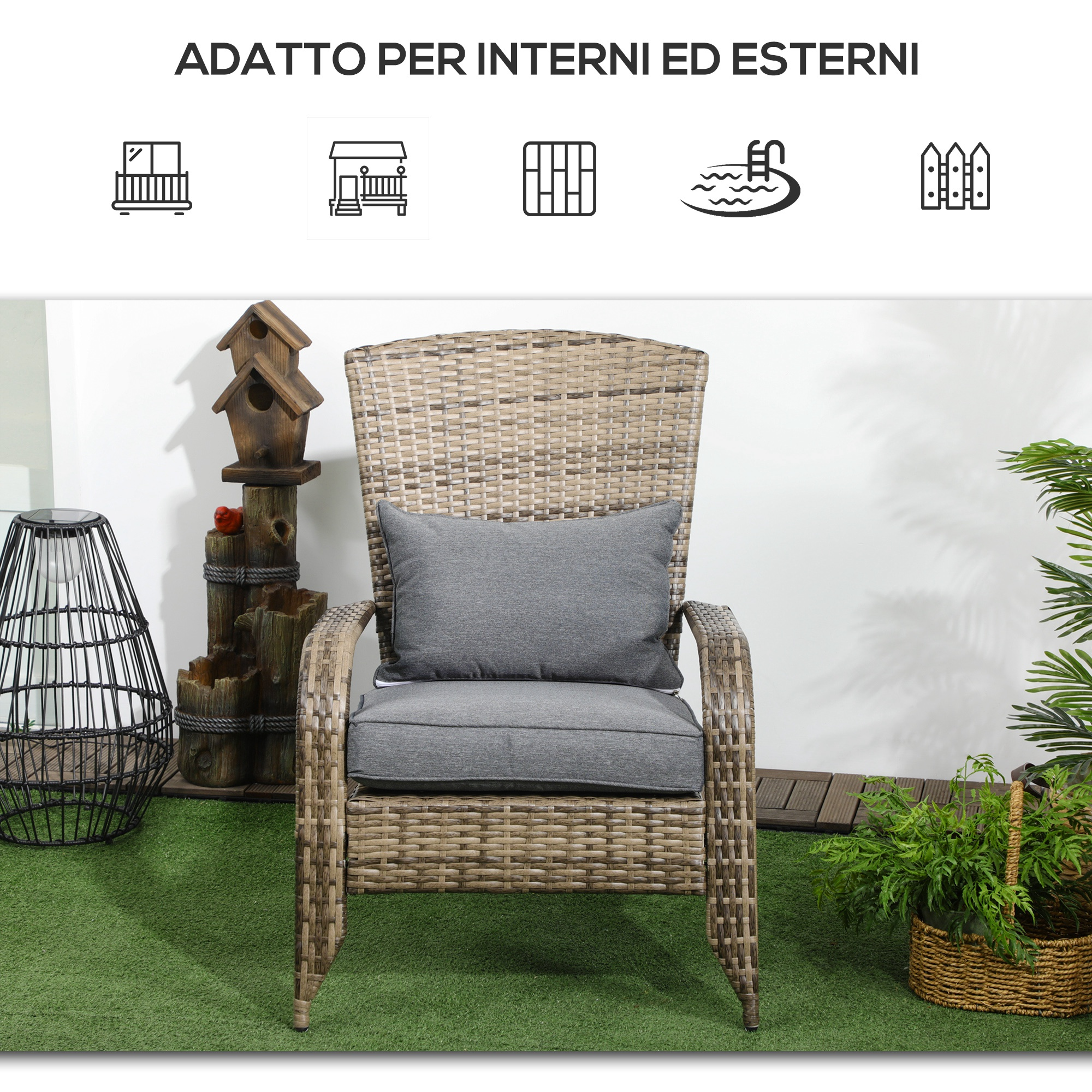 Una sedia in rattan con cuscini si trova su erba sintetica vicino a una casetta per uccelli e lanterna.