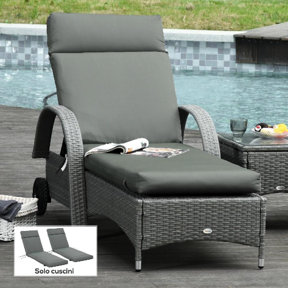 Lettino prendisole in rattan grigio con cuscini vicino alla piscina, tavolino con bicchiere.