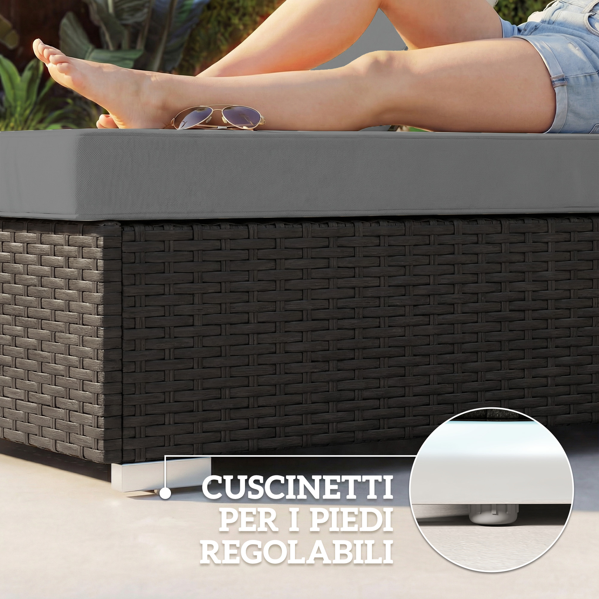 Una persona giace su un divano in rattan con cuscino grigio e occhiali da sole.