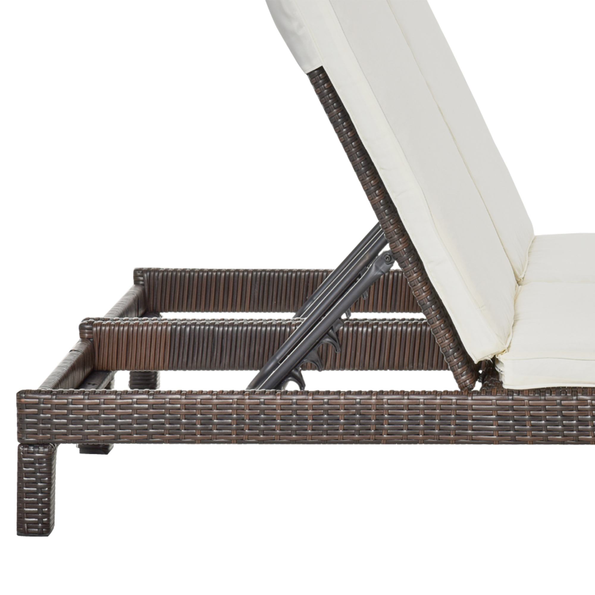 Sdraio in rattan marrone con cuscino color crema e schienale regolabile.
