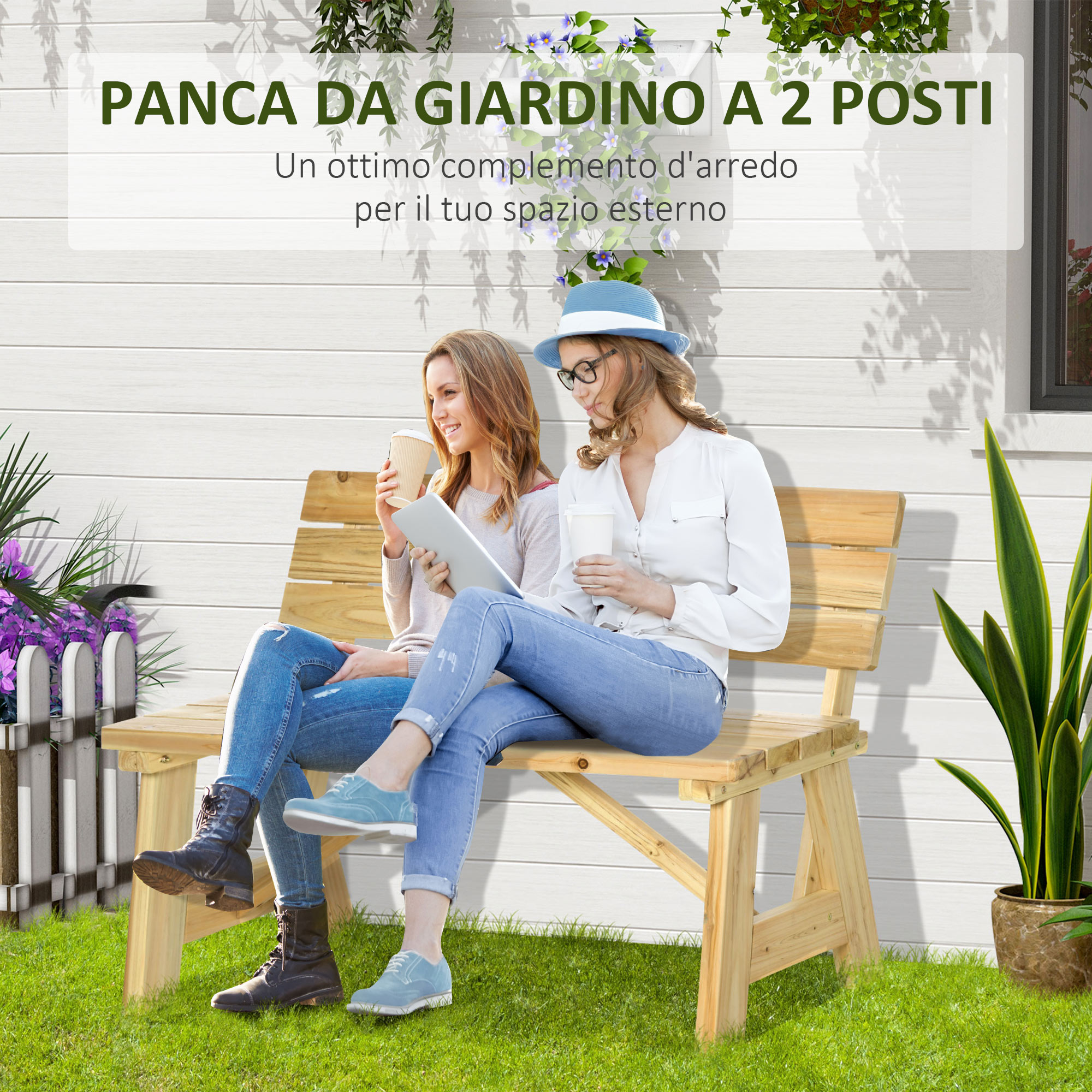 Due donne siedono su una panchina da giardino in legno, bevono caffè e usano un tablet.