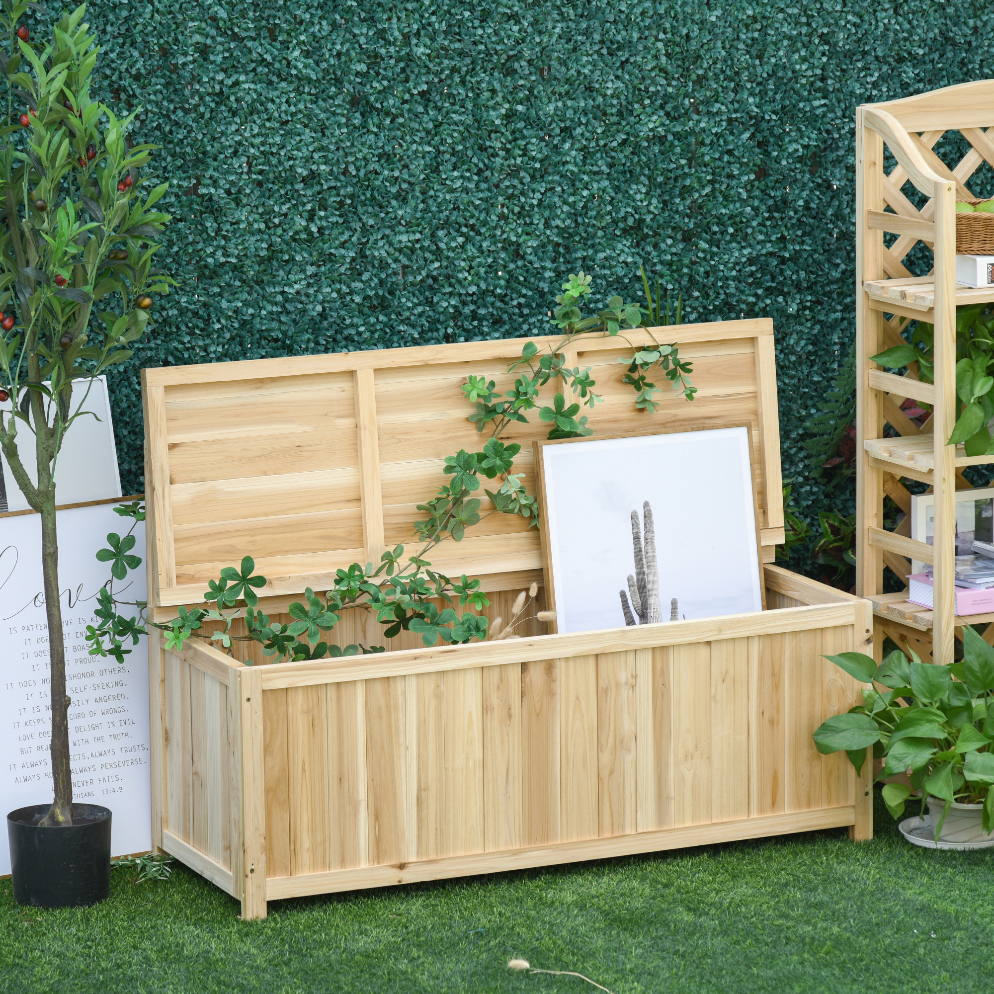 Cassapanca in legno con coperchio aperto, davanti a una siepe verde, con scaffale accanto.