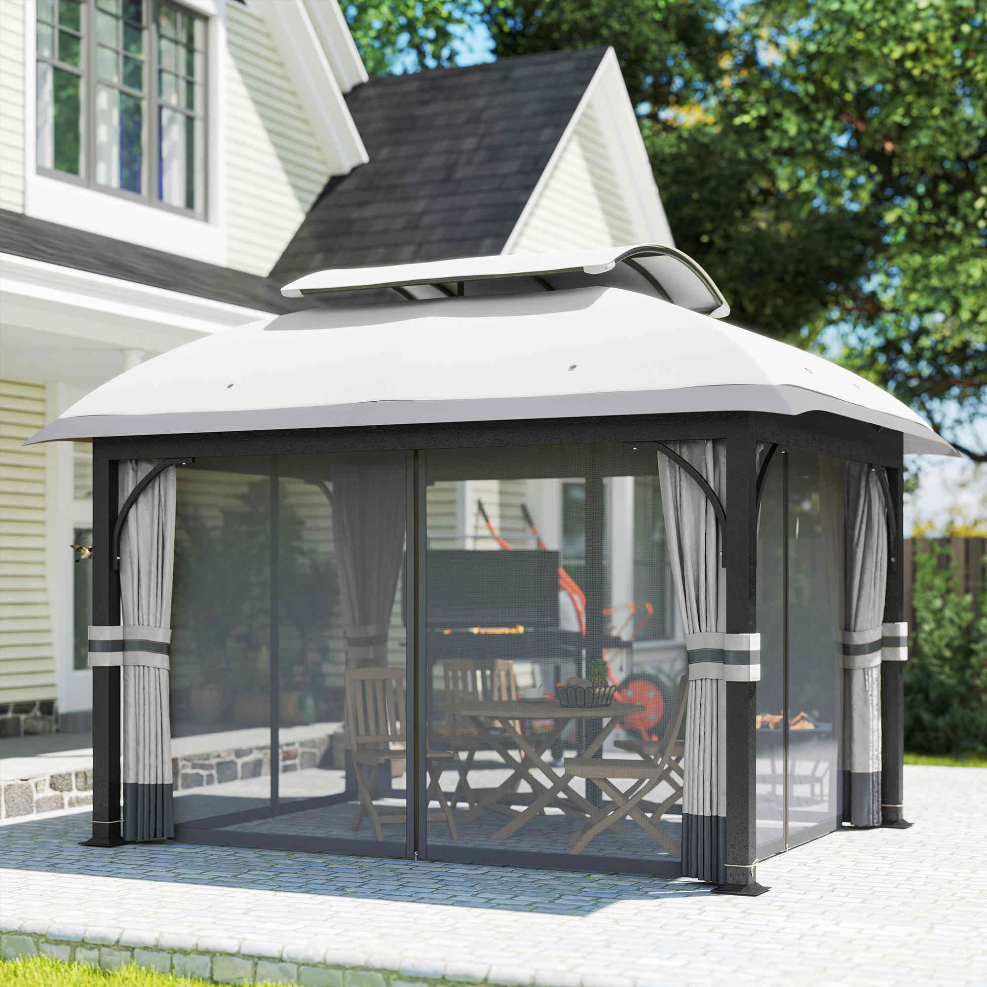 Una gazebo con tavolo e sedie davanti a una casa.