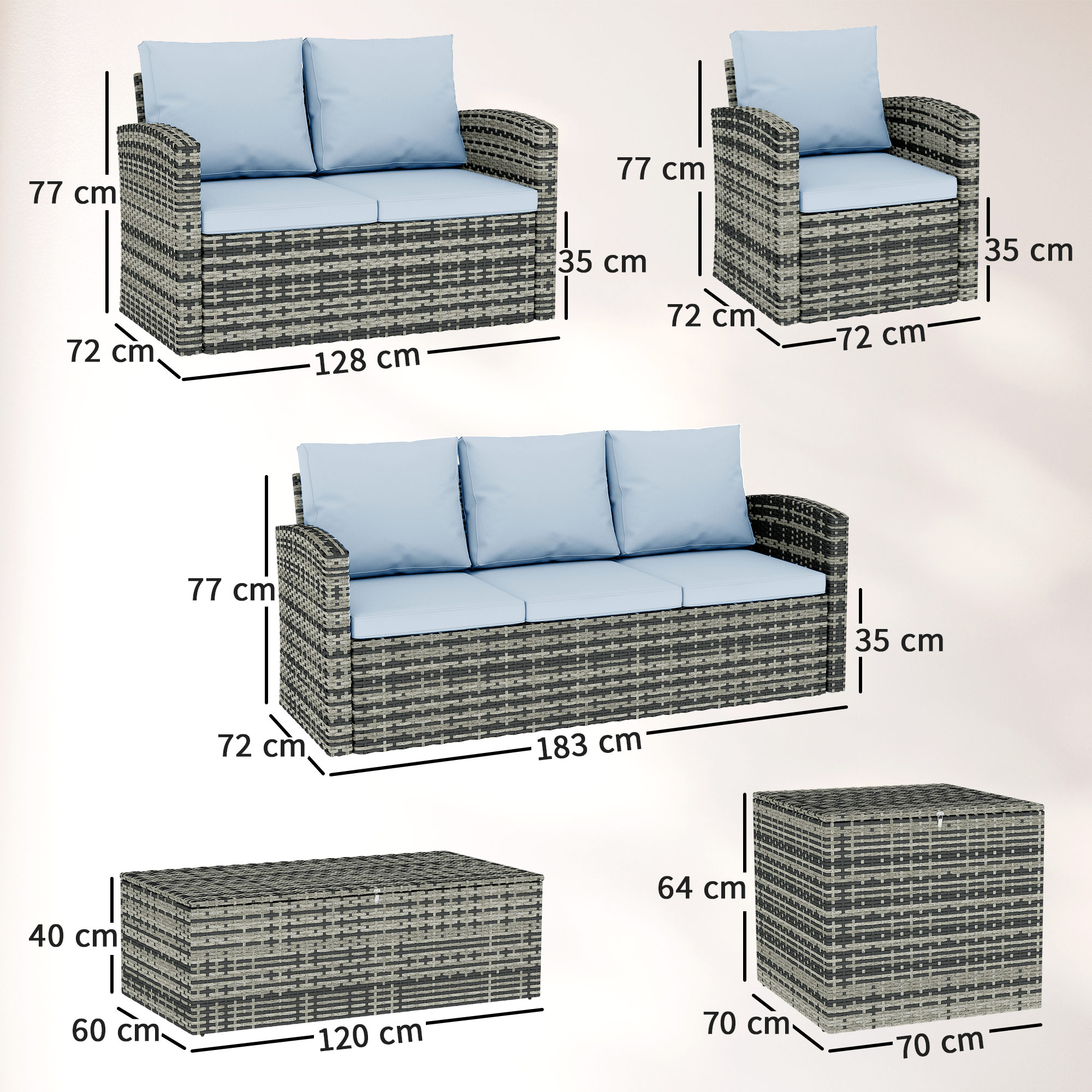 Mobili da esterno in vimini con cuscini blu: divano, poltrona, baule, tavolo.