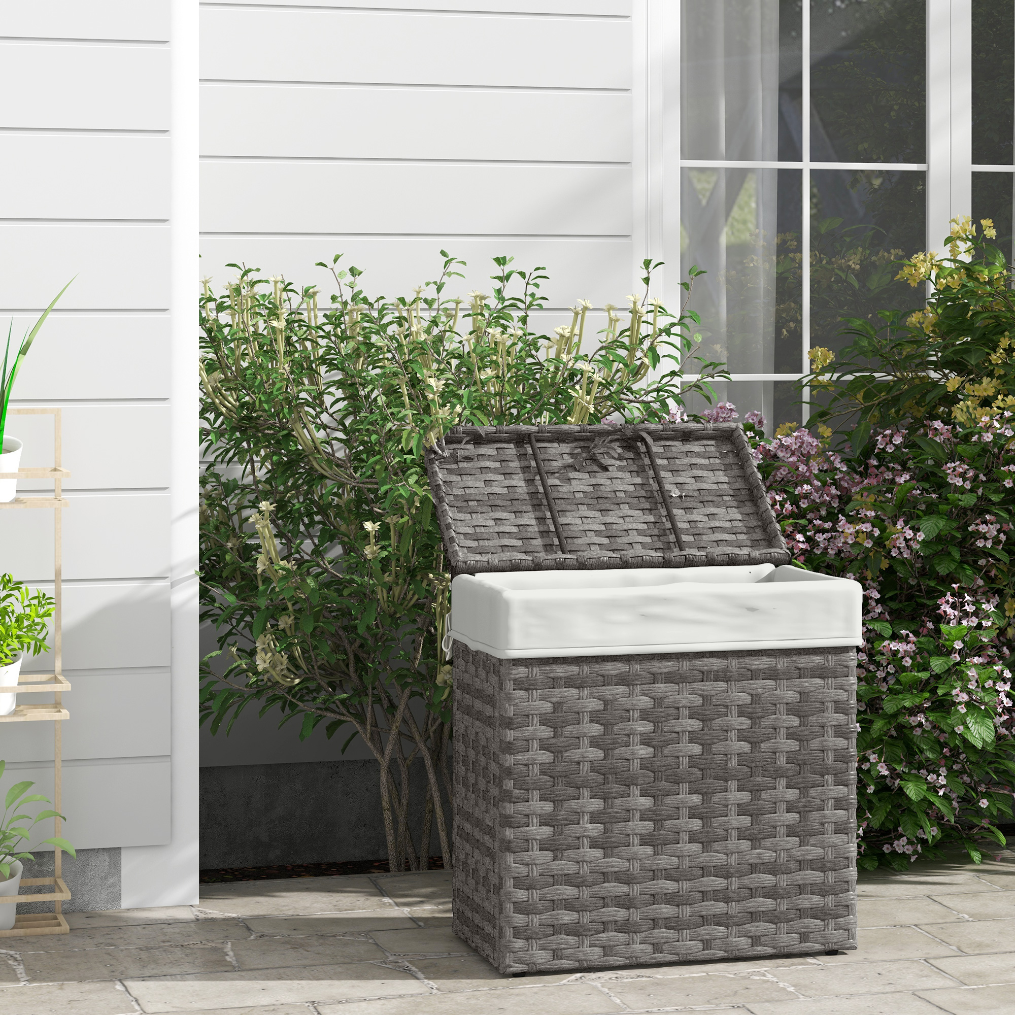 Cassapanca contenitore in rattan grigio con coperchio aperto e rivestimento bianco.