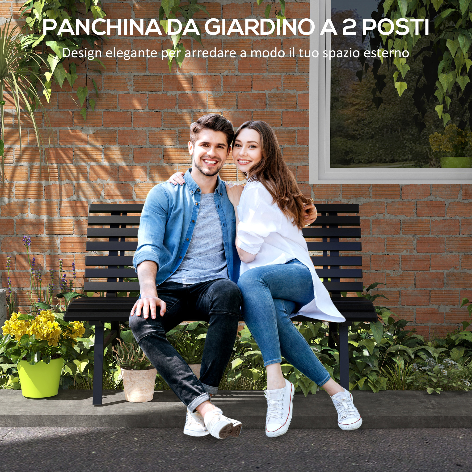 Un uomo e una donna siedono su una panchina da giardino nera davanti a un muro di mattoni.