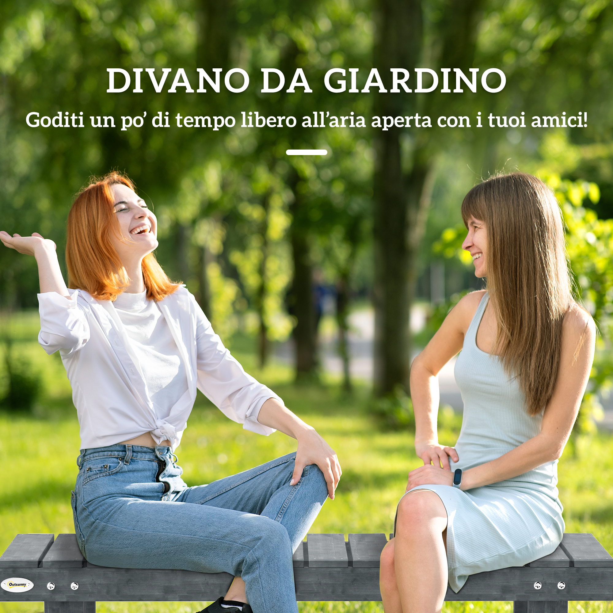Due donne ridono sedute su una panchina del parco. Alberi sullo sfondo.