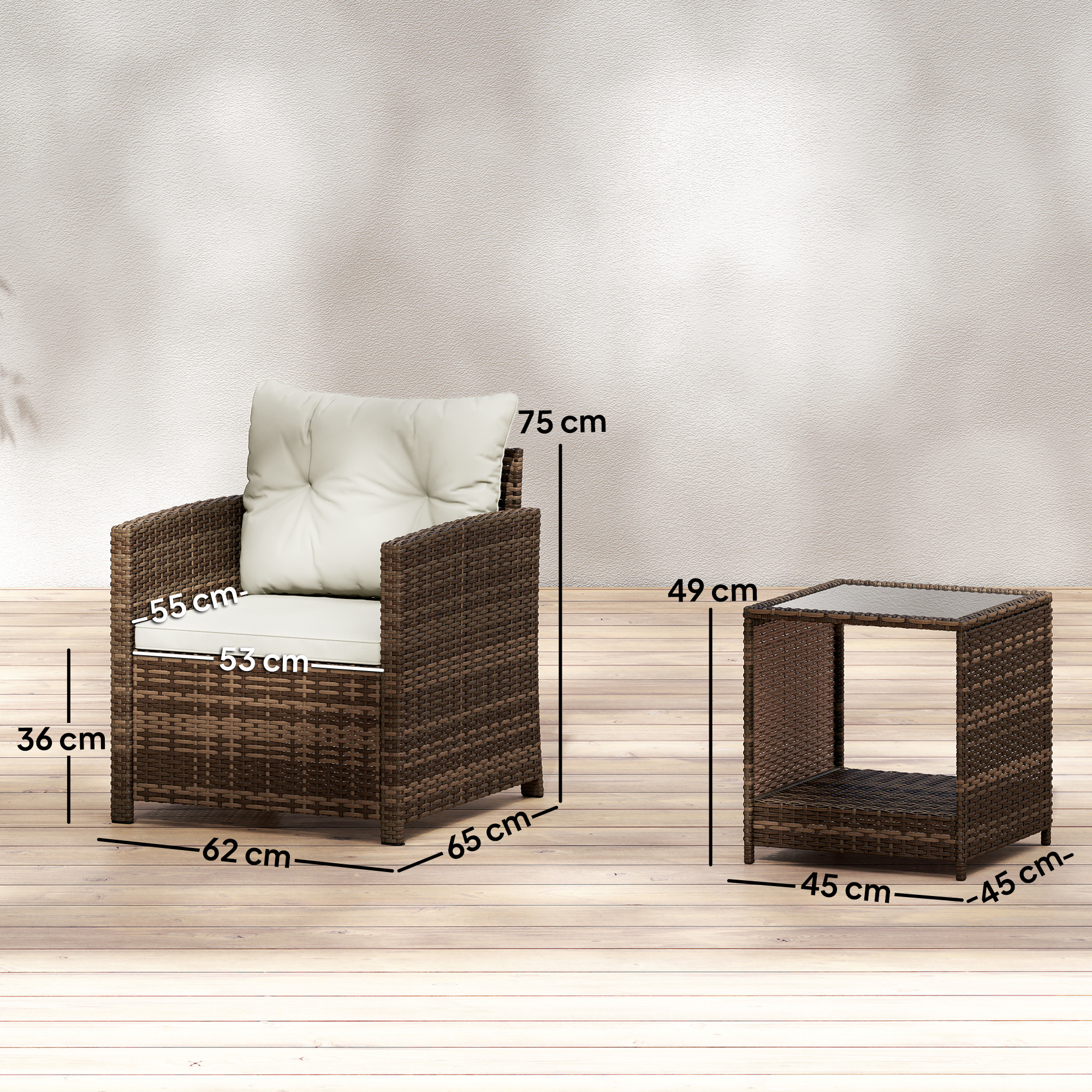 Poltrona in vimini con cuscino beige accanto a un tavolino quadrato in vimini su assi di legno.