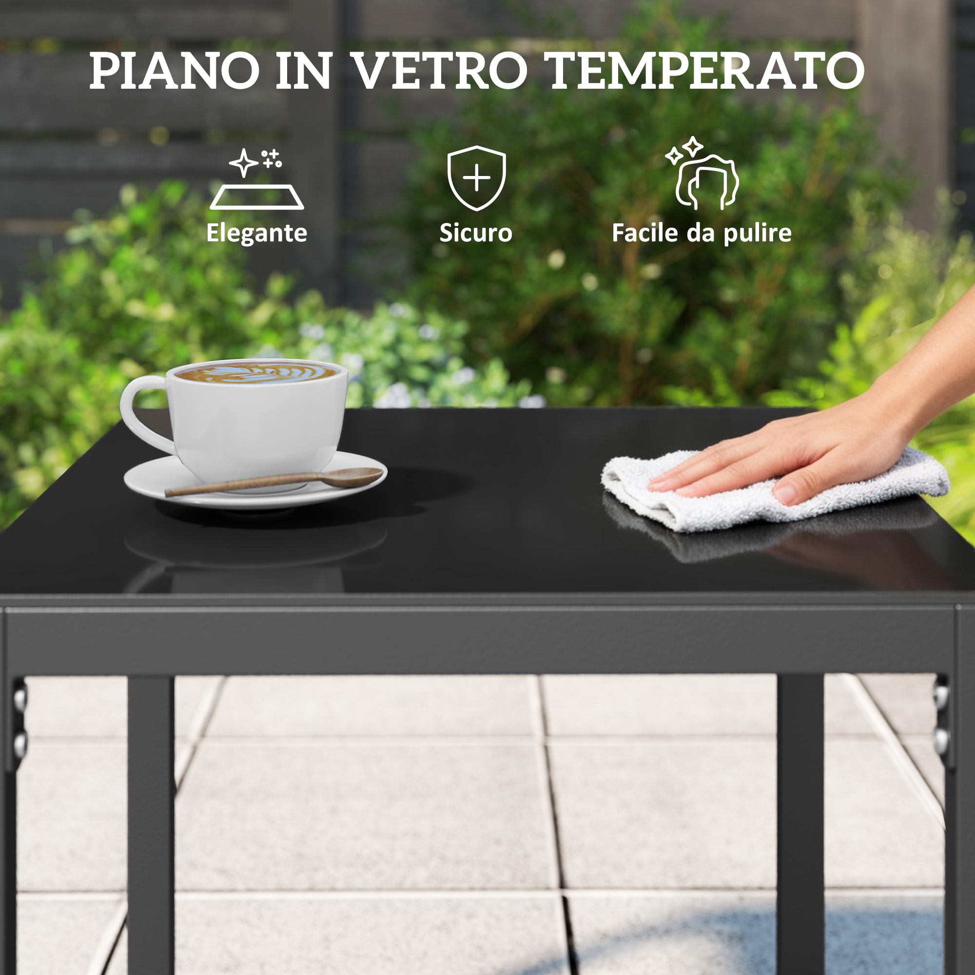 Una tazza di caffè bianca con latte art si trova su un tavolo di vetro nero. Una mano pulisce il tavolo.