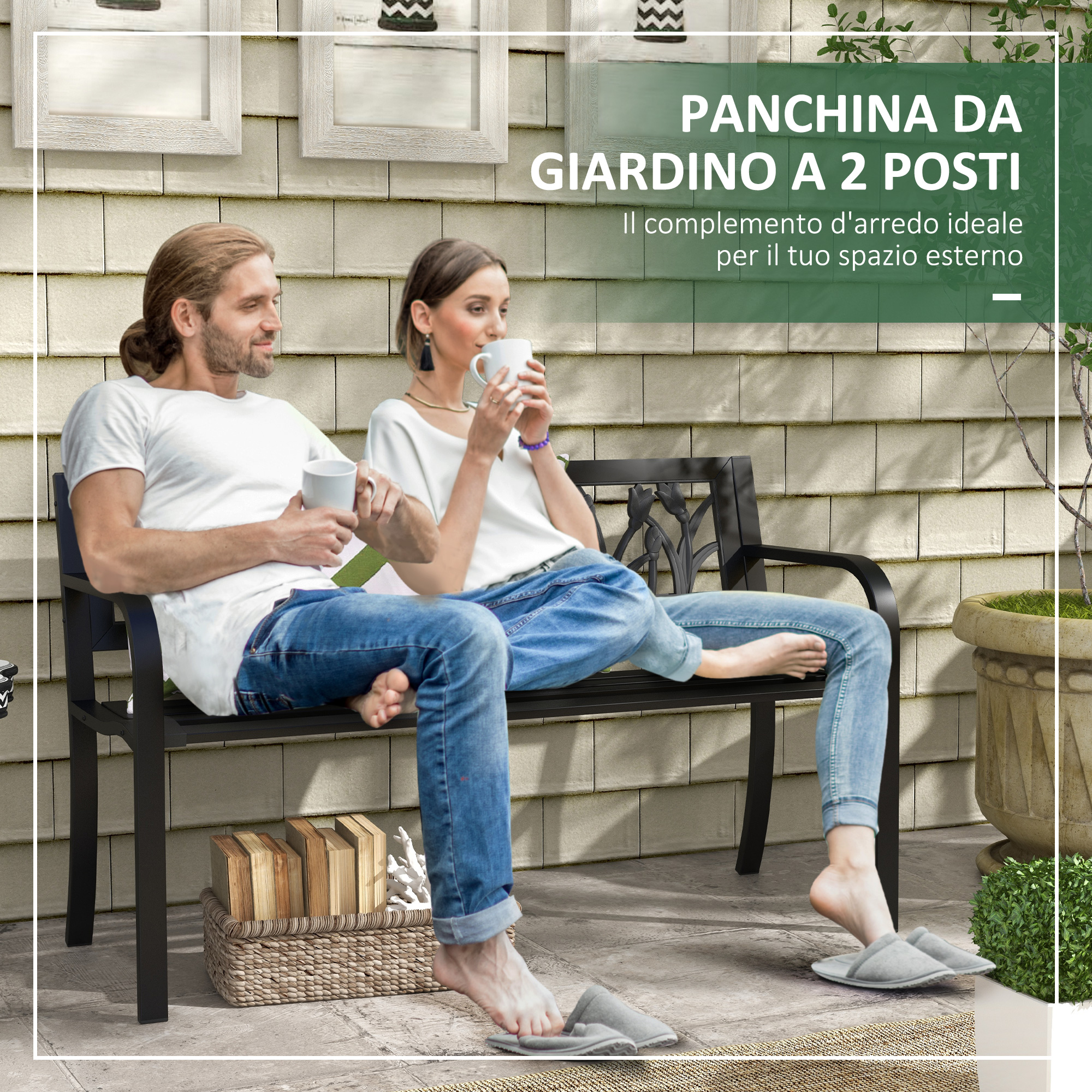 Una coppia beve caffè su una panchina da giardino nera fuori casa.