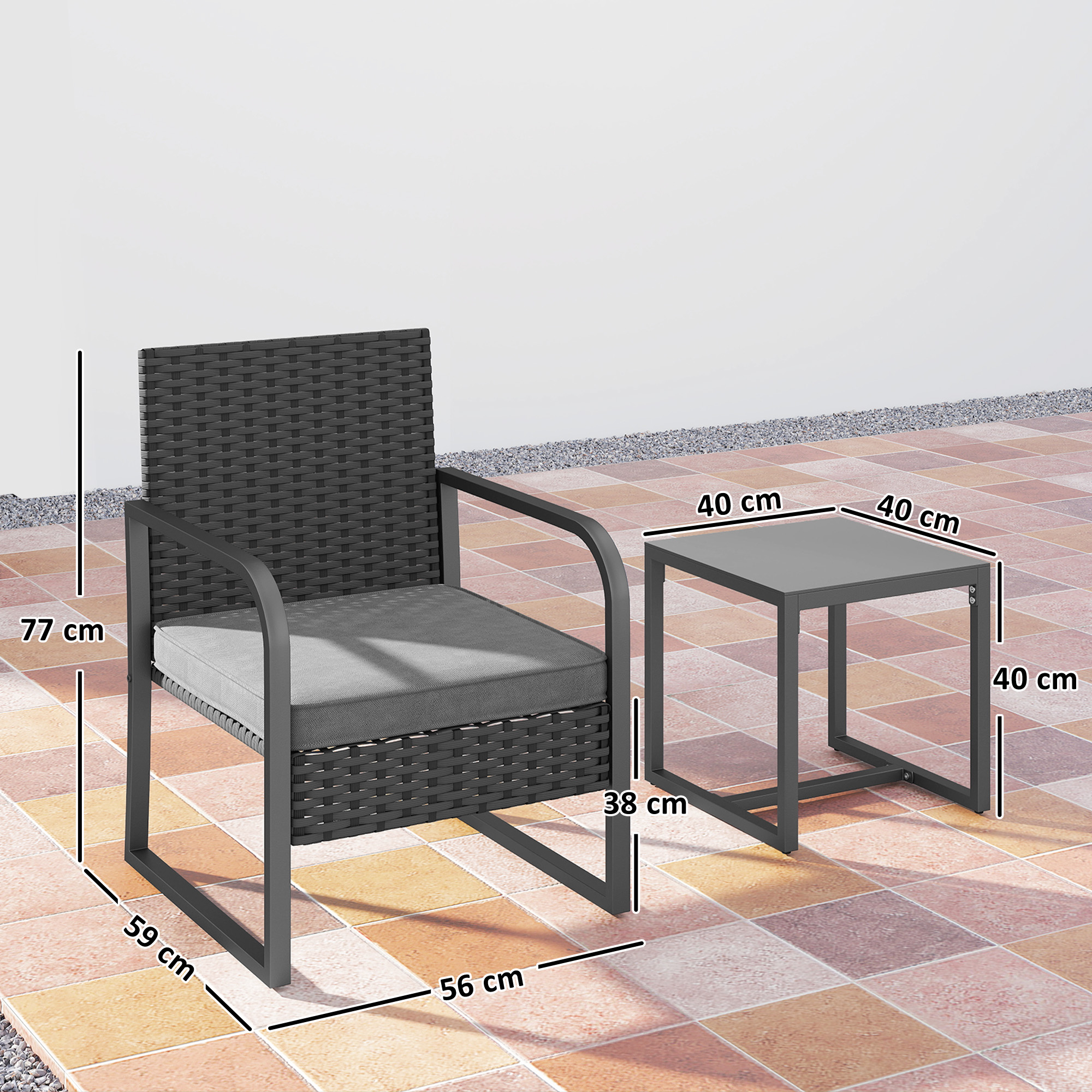 Sedia in rattan grigio scuro con cuscino e tavolino su piastrelle.