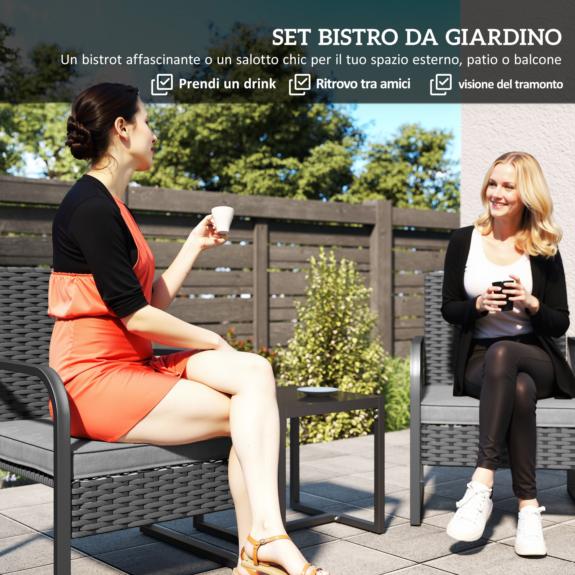 Due donne sedute su mobili da giardino, bevono caffè.
