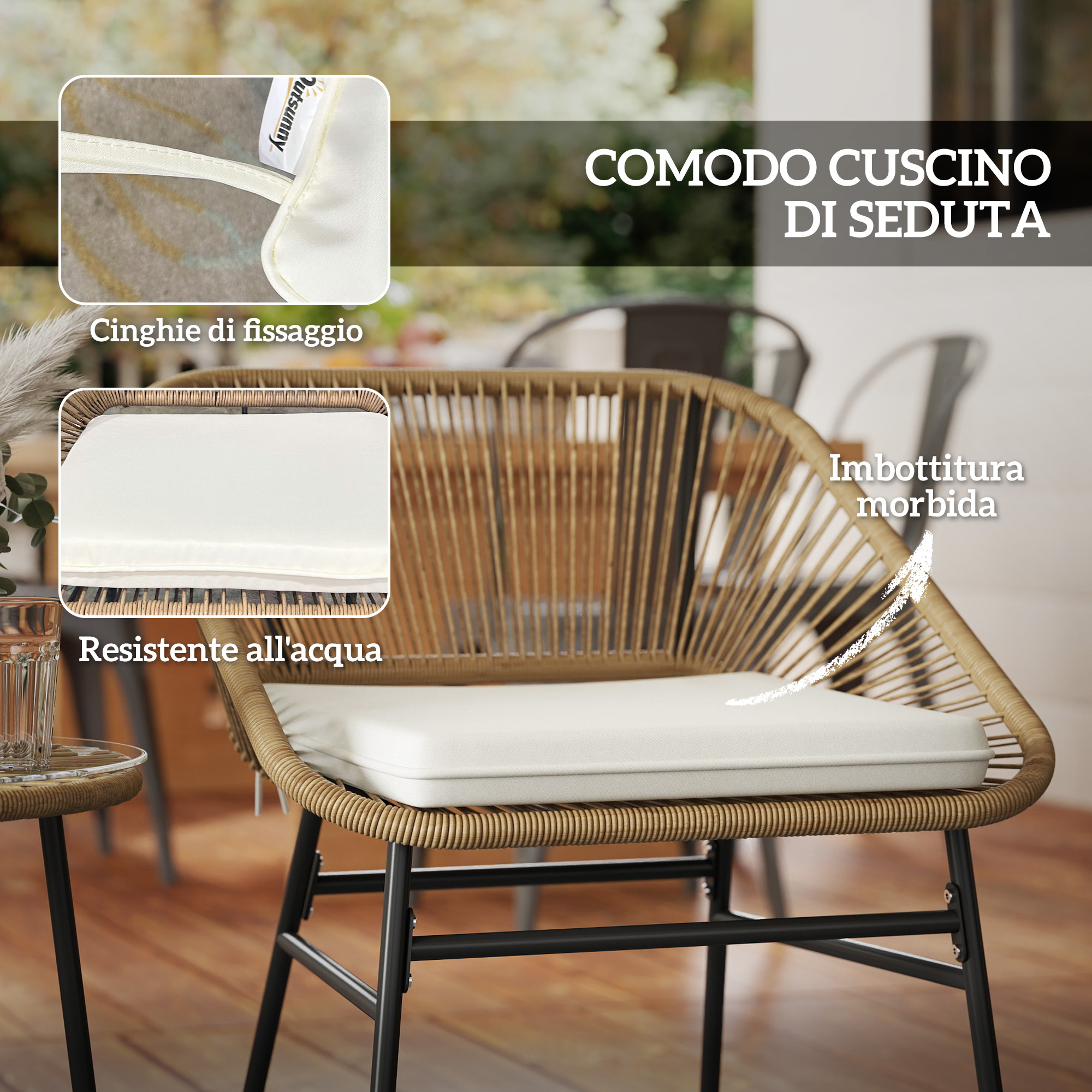 Un cuscino di seduta bianco su una sedia in vimini con gambe in metallo.