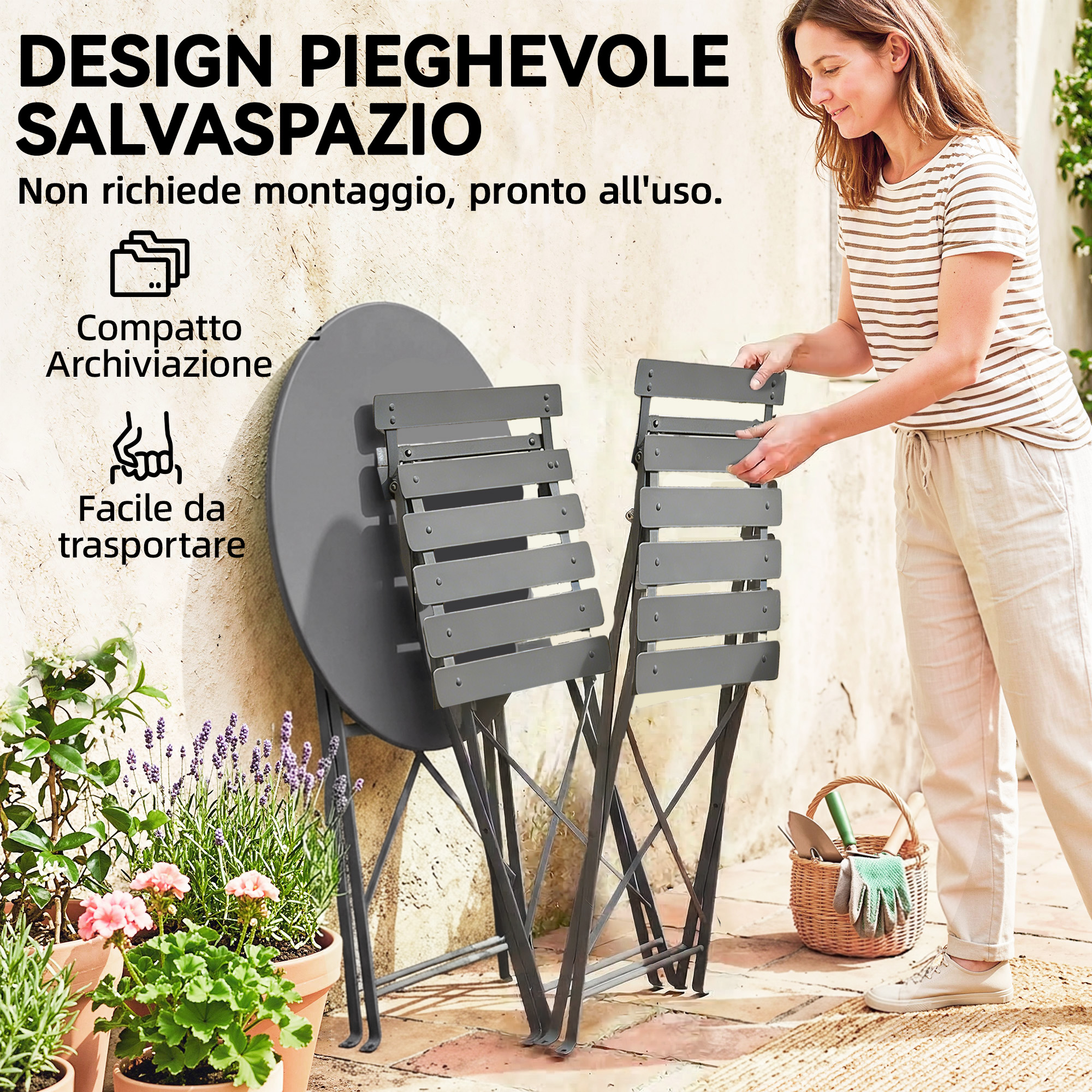 Tavolo e sedie pieghevoli grigi all'aperto, con piante e cesto da giardinaggio vicini.