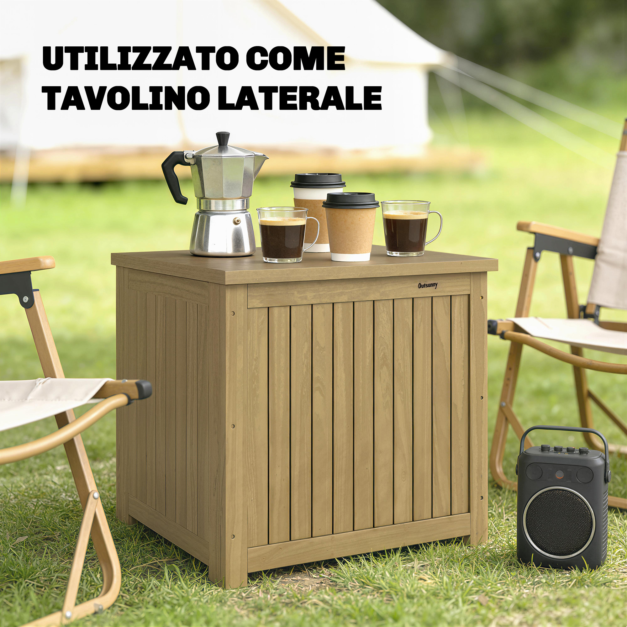 Un tavolino da campeggio in legno con tazze di caffè e caffettiera sopra.
