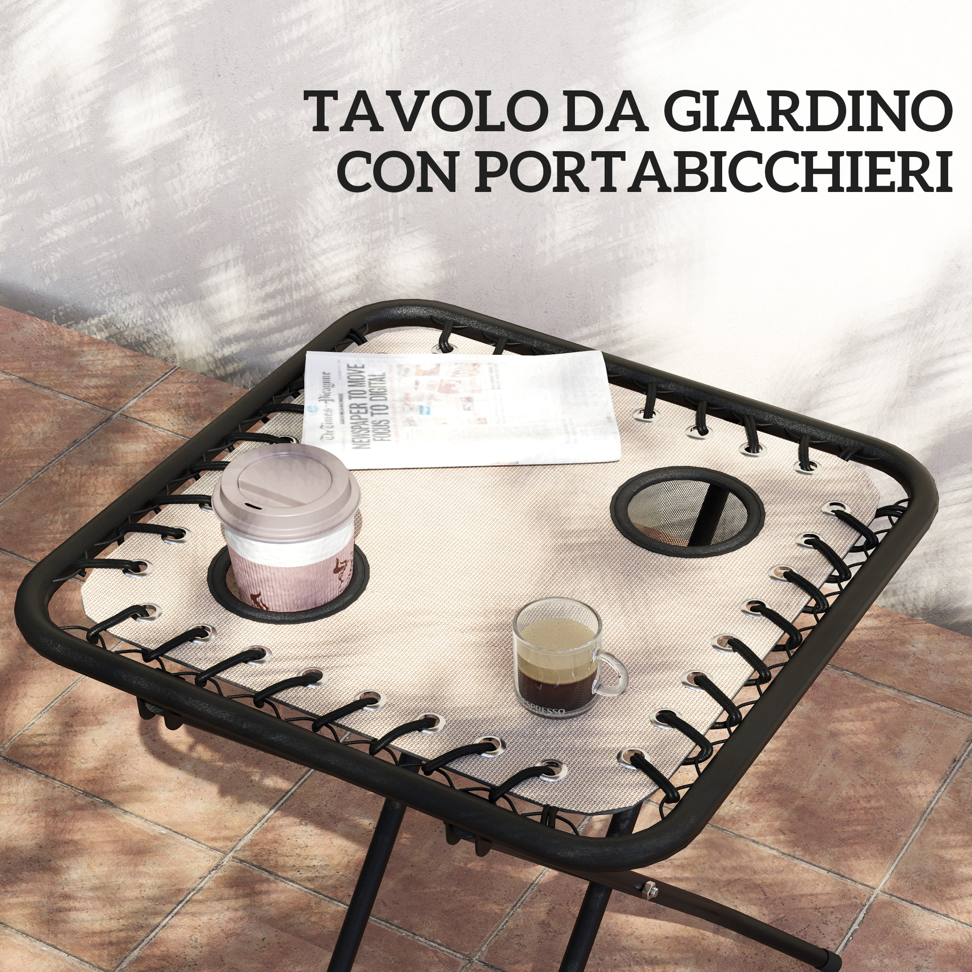 Tavolo da giardino con portabicchieri, giornale, tazza da caffè, bicchiere.