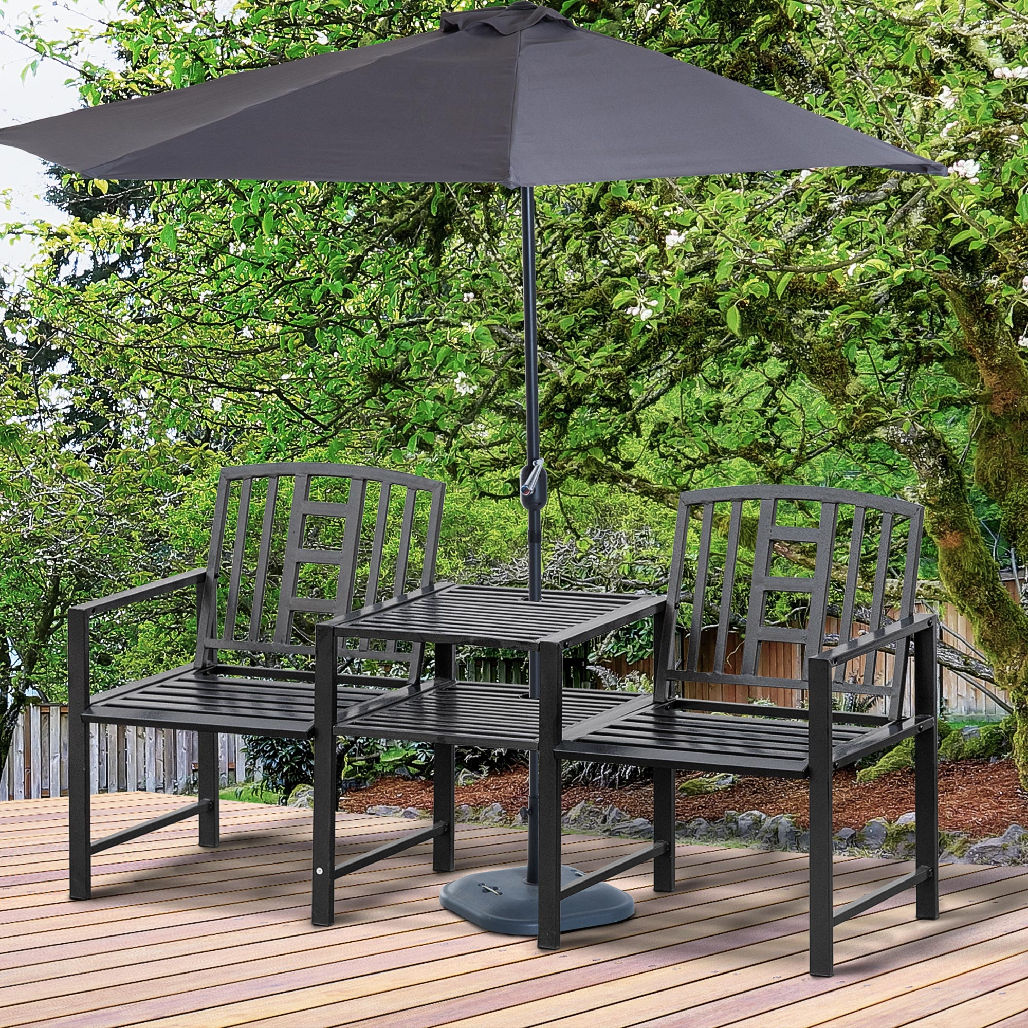Un set da giardino in metallo nero con due sedie e un tavolo, sotto un ombrellone scuro su un terrazzo in legno.