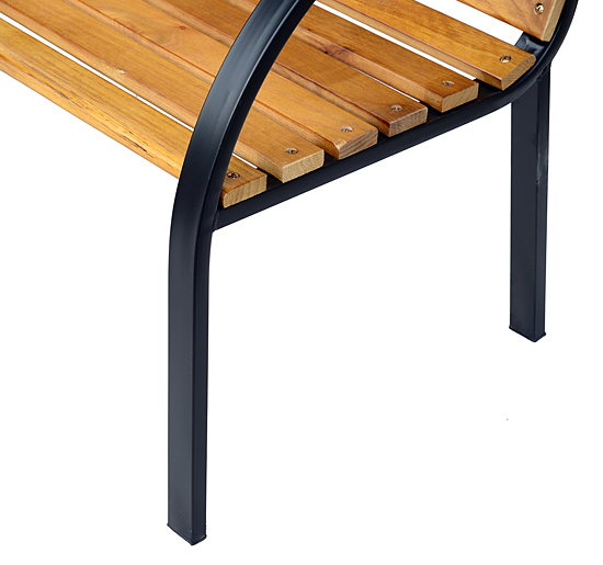 Parte di una panca in legno con gambe e doghe in metallo nero.