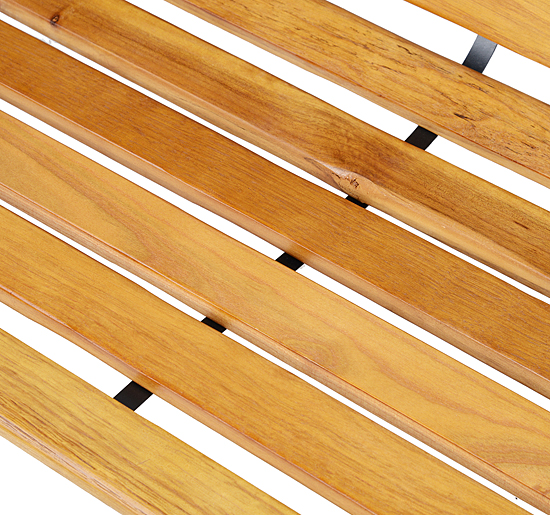 Doghe di legno su sfondo nero, primo piano.