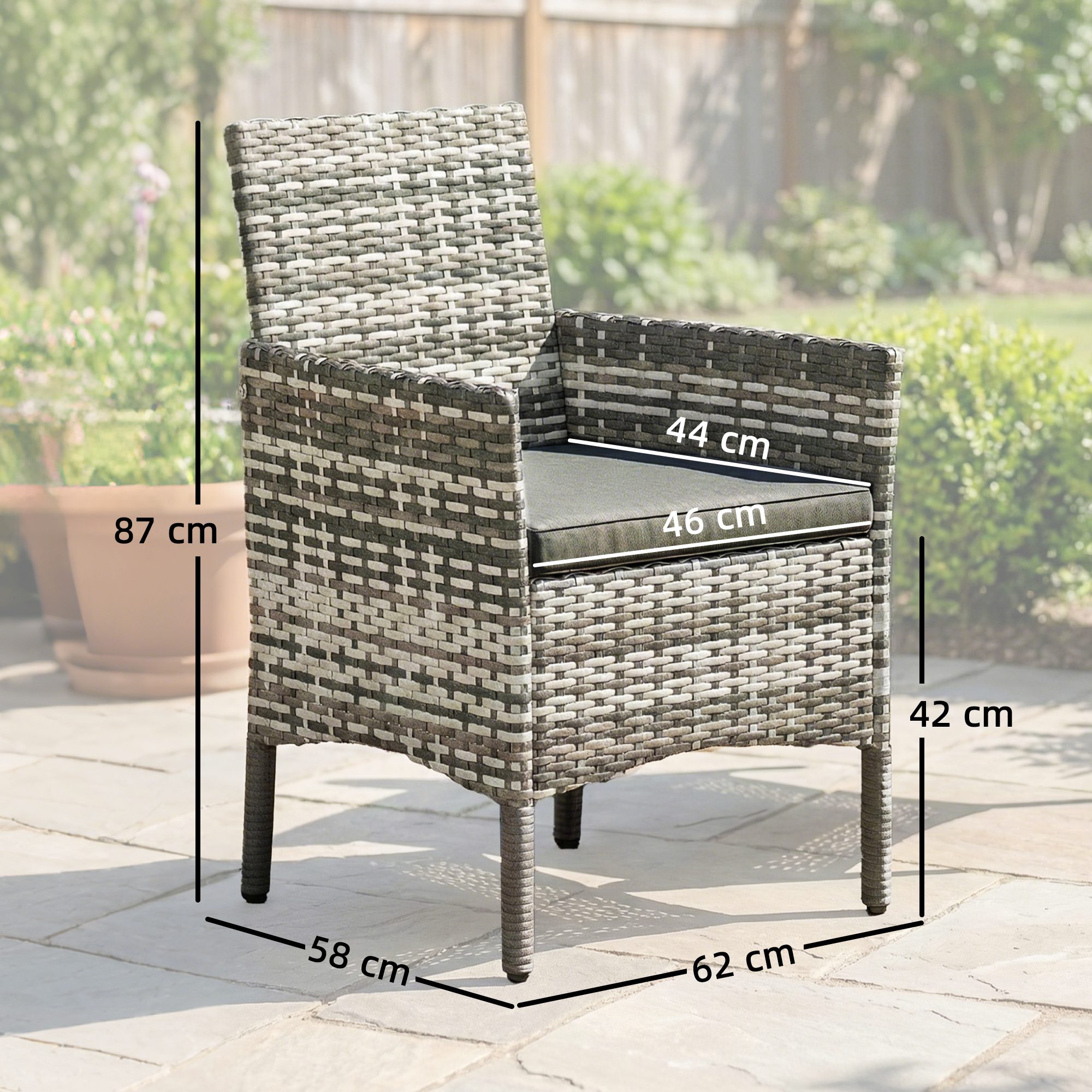 Sedia intrecciata con cuscino grigio su patio in pietra, con dimensioni.