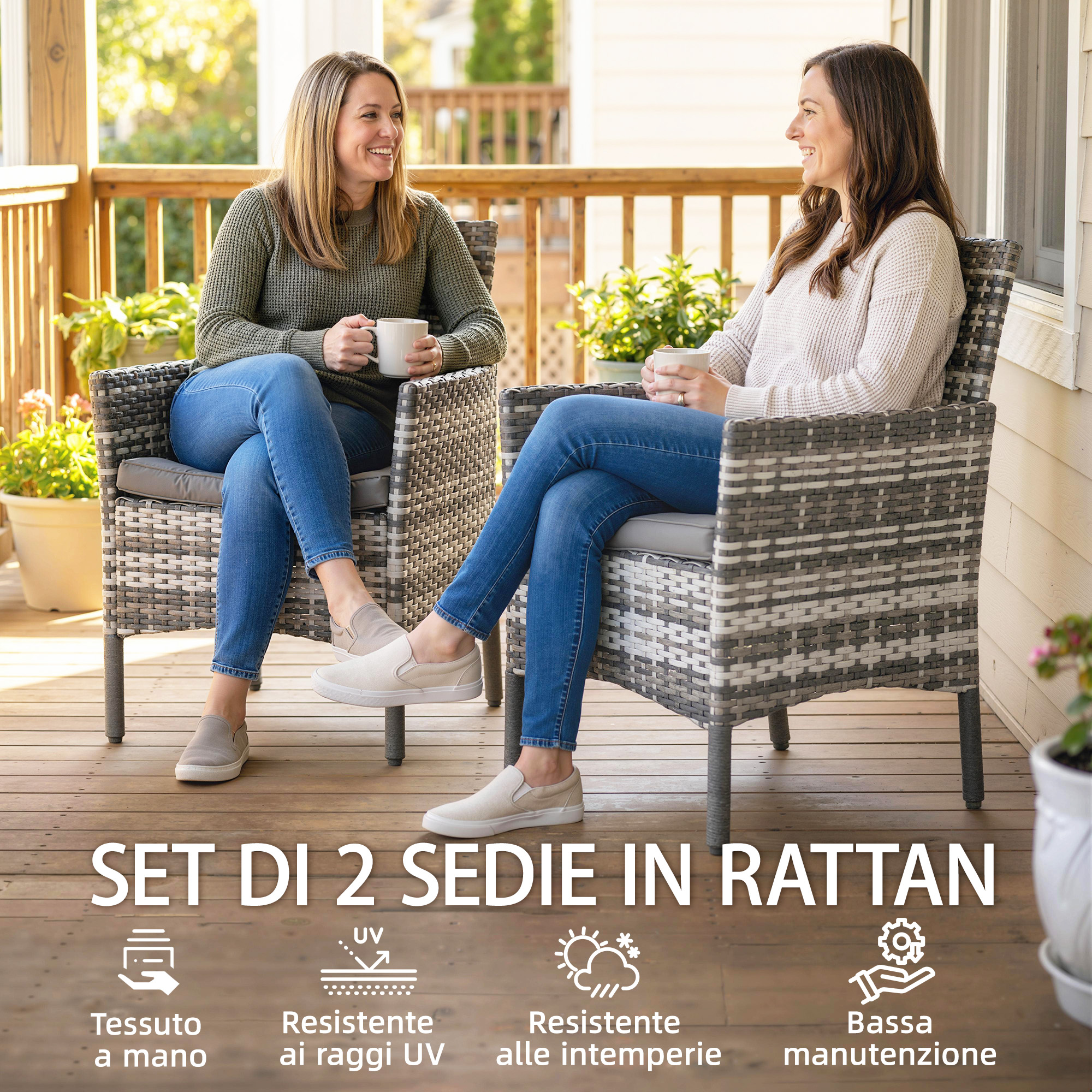 Due donne sedute su sedie in rattan su un portico di legno, bevendo caffè.