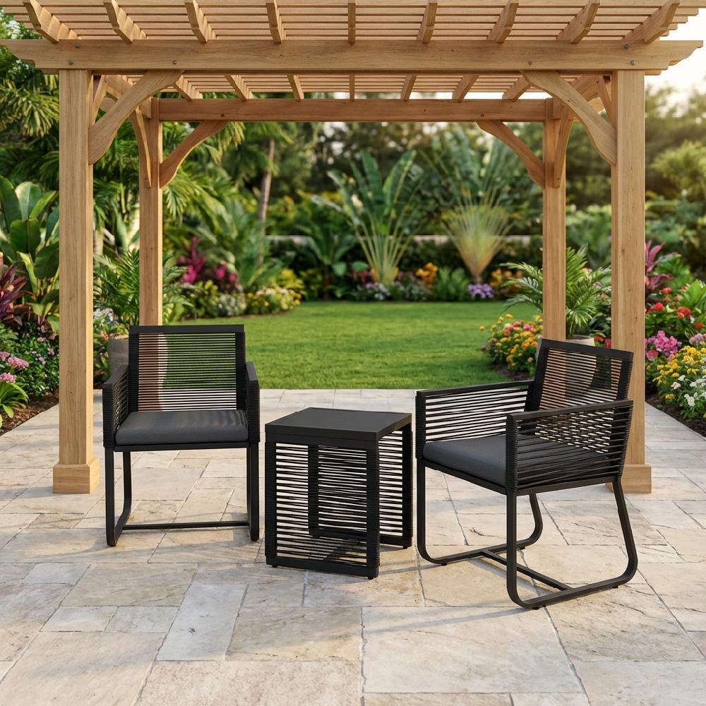 Due sedie nere e un tavolino sotto un pergolato in legno con un giardino lussureggiante.
