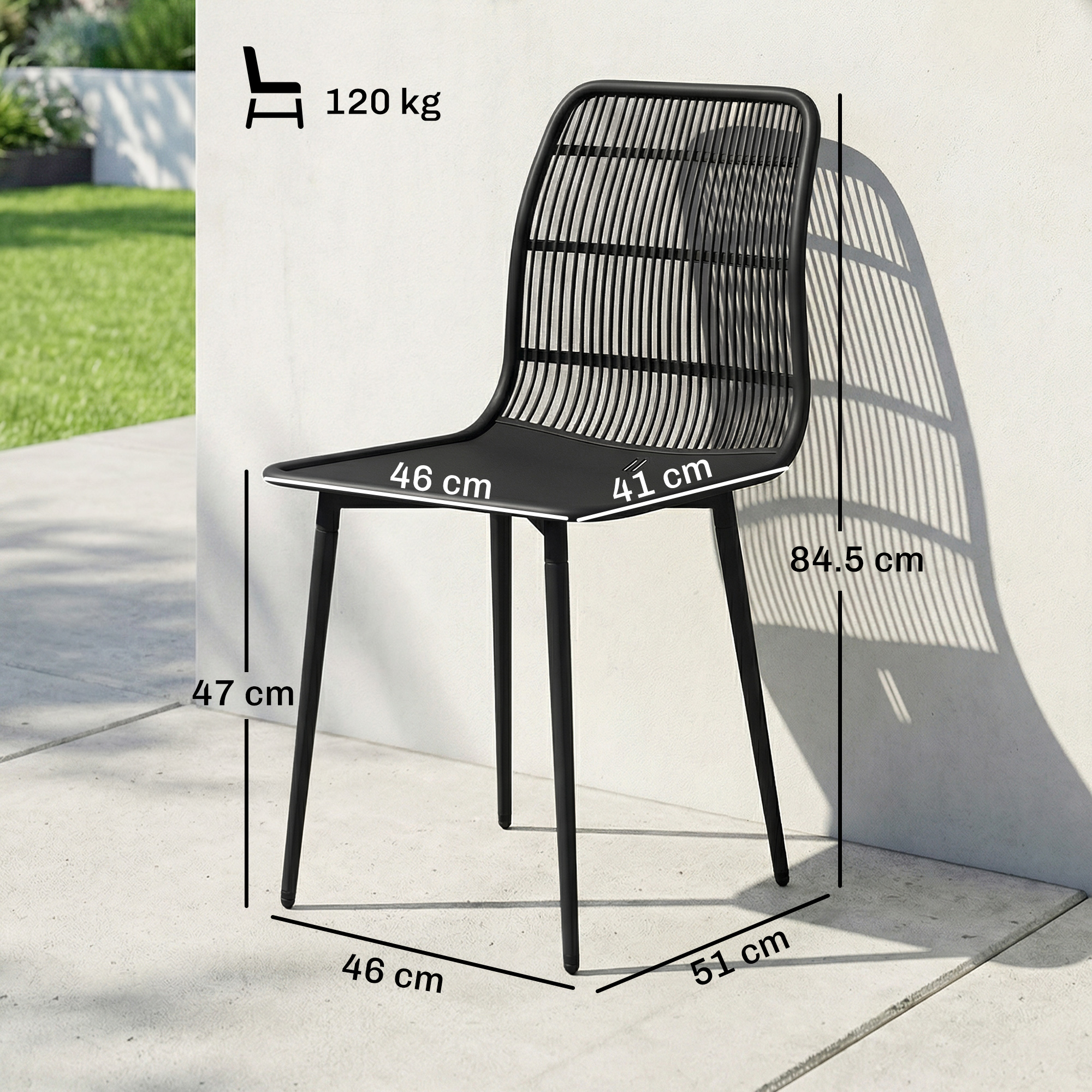 Una sedia da esterno nera con dimensioni: 84,5 cm A, 47 cm A seduta, 46/41 cm L/P seduta.