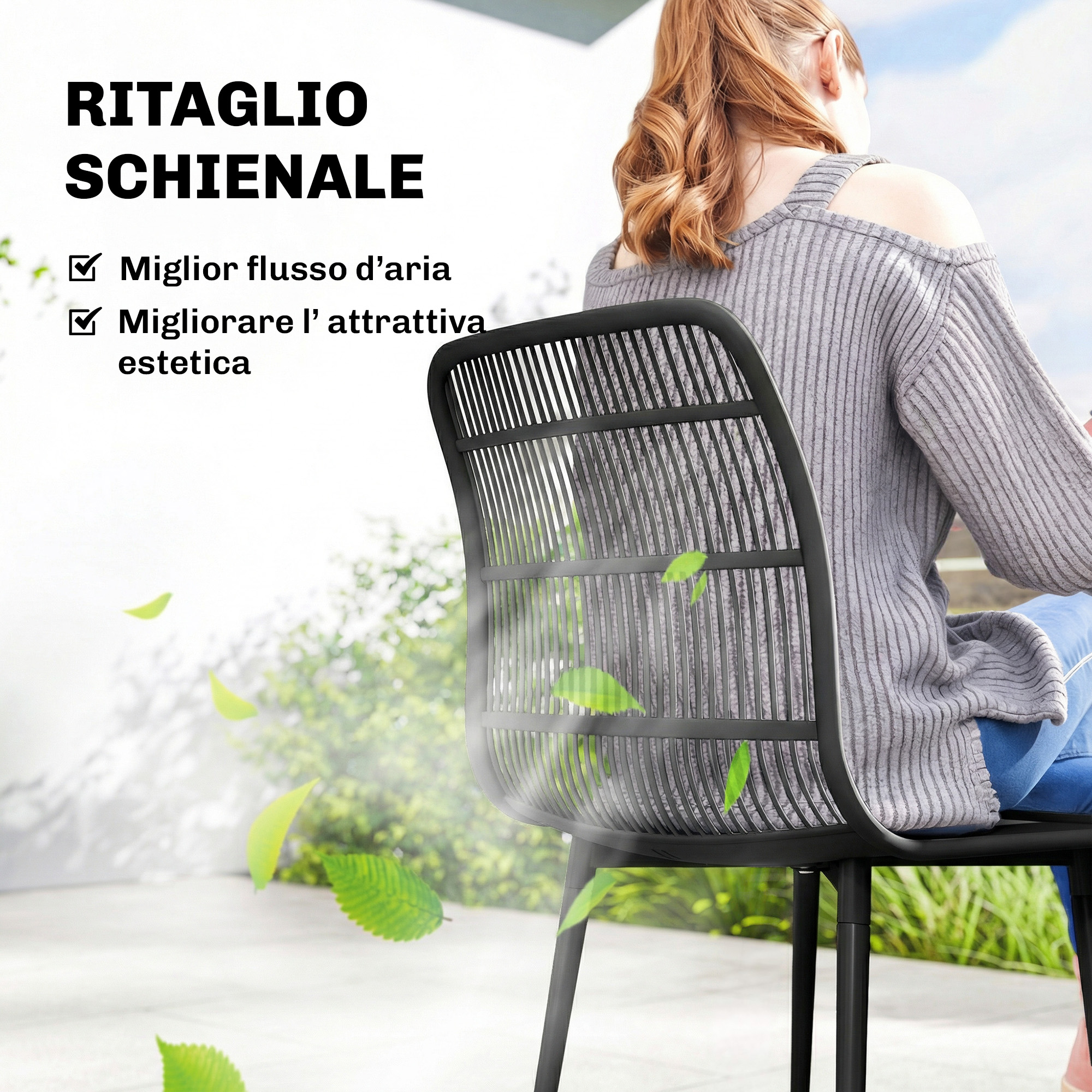 Donna seduta su sedia nera all'aperto, con foglie e nebbia.