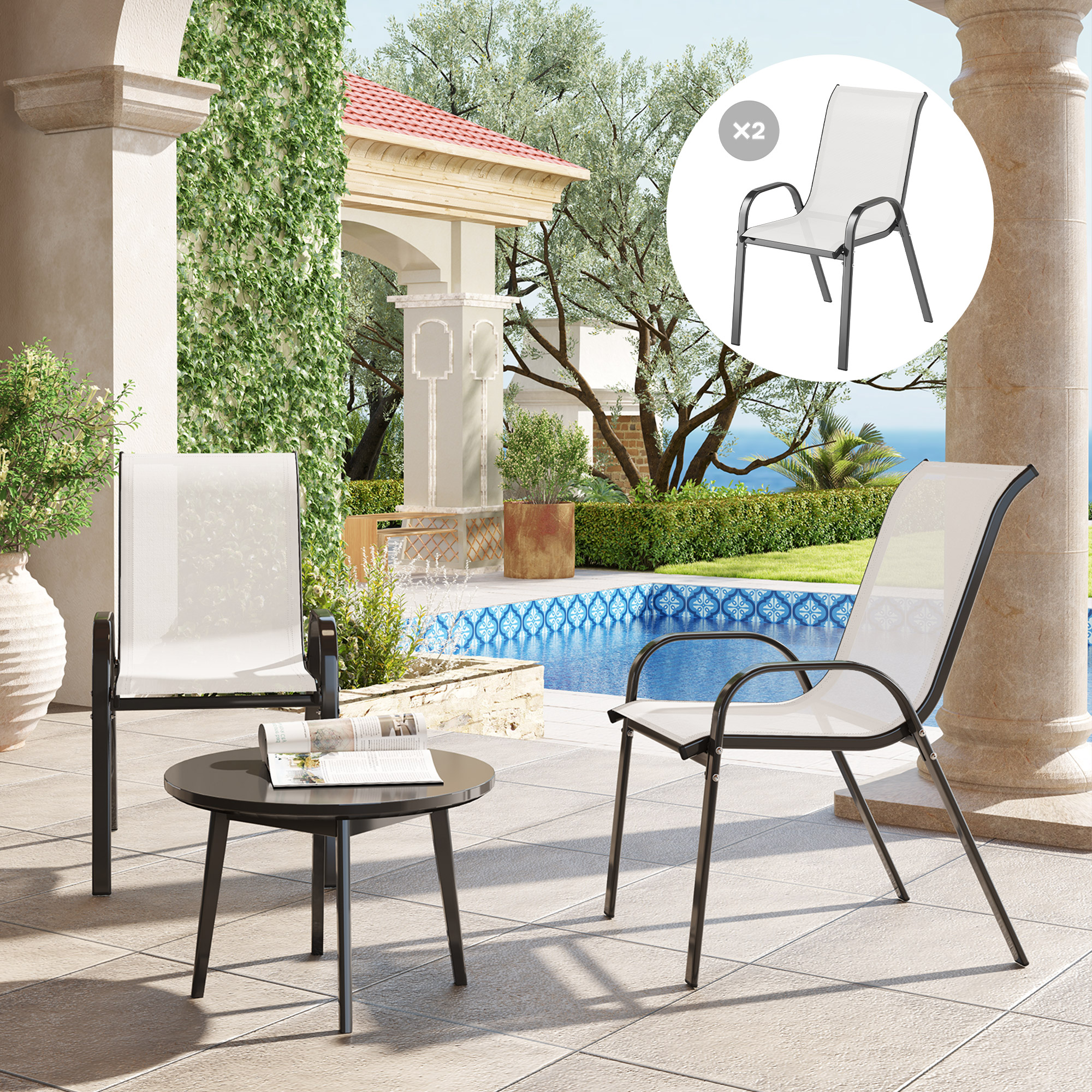 Due sedie da esterno bianche e un tavolino nero su un patio con piscina.