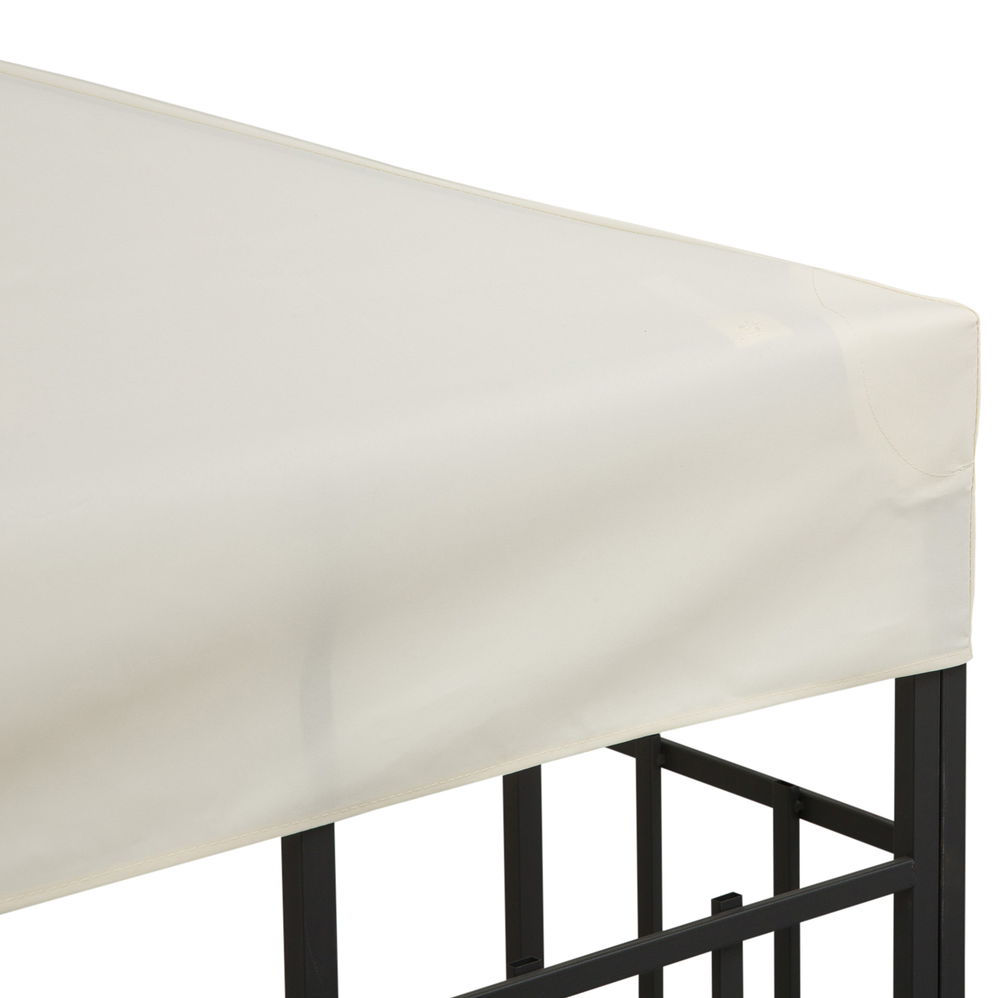 Una copertura color crema copre una struttura in metallo nero con cuciture bianche.