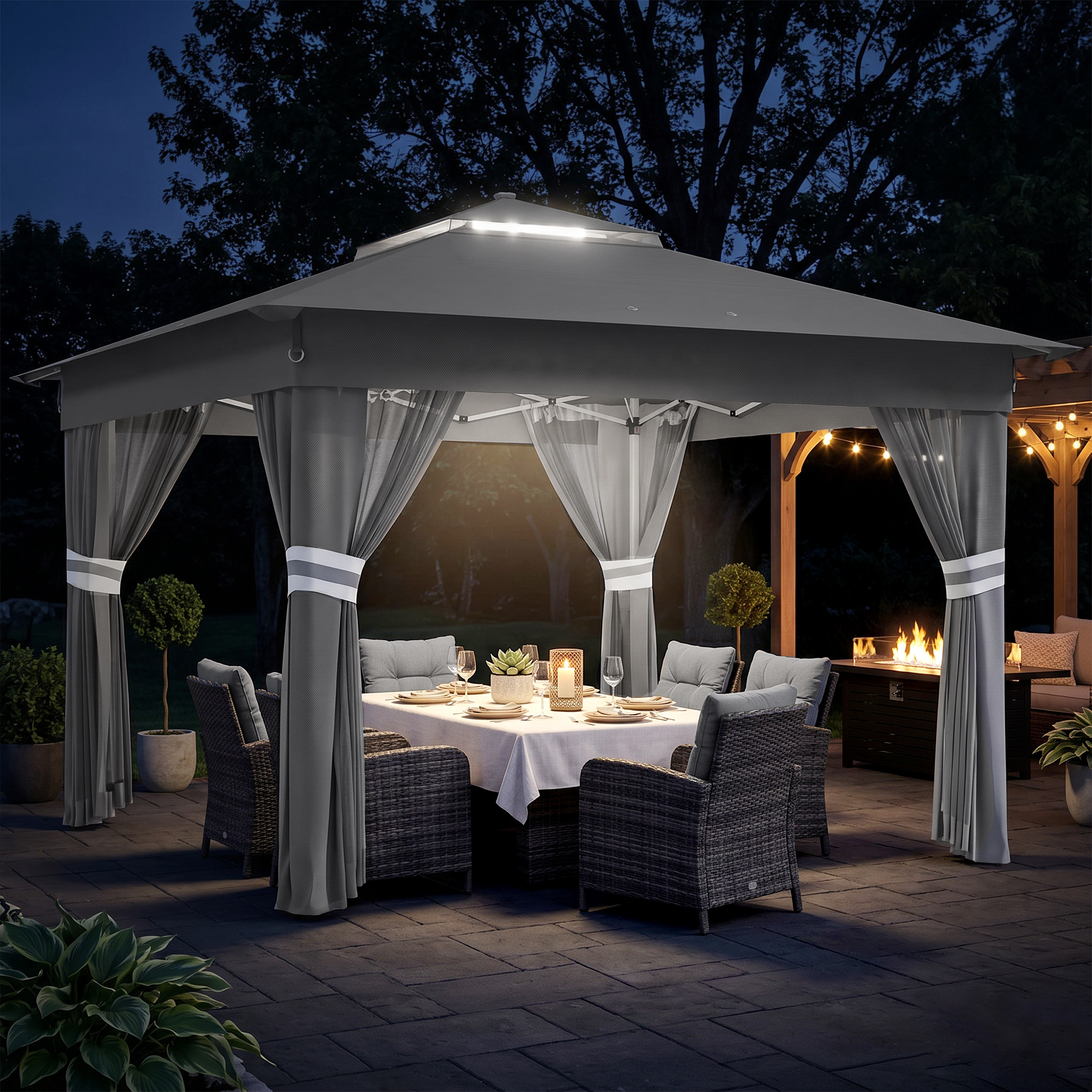 Un gazebo illuminato con tavolo da pranzo e posti a sedere di notte.