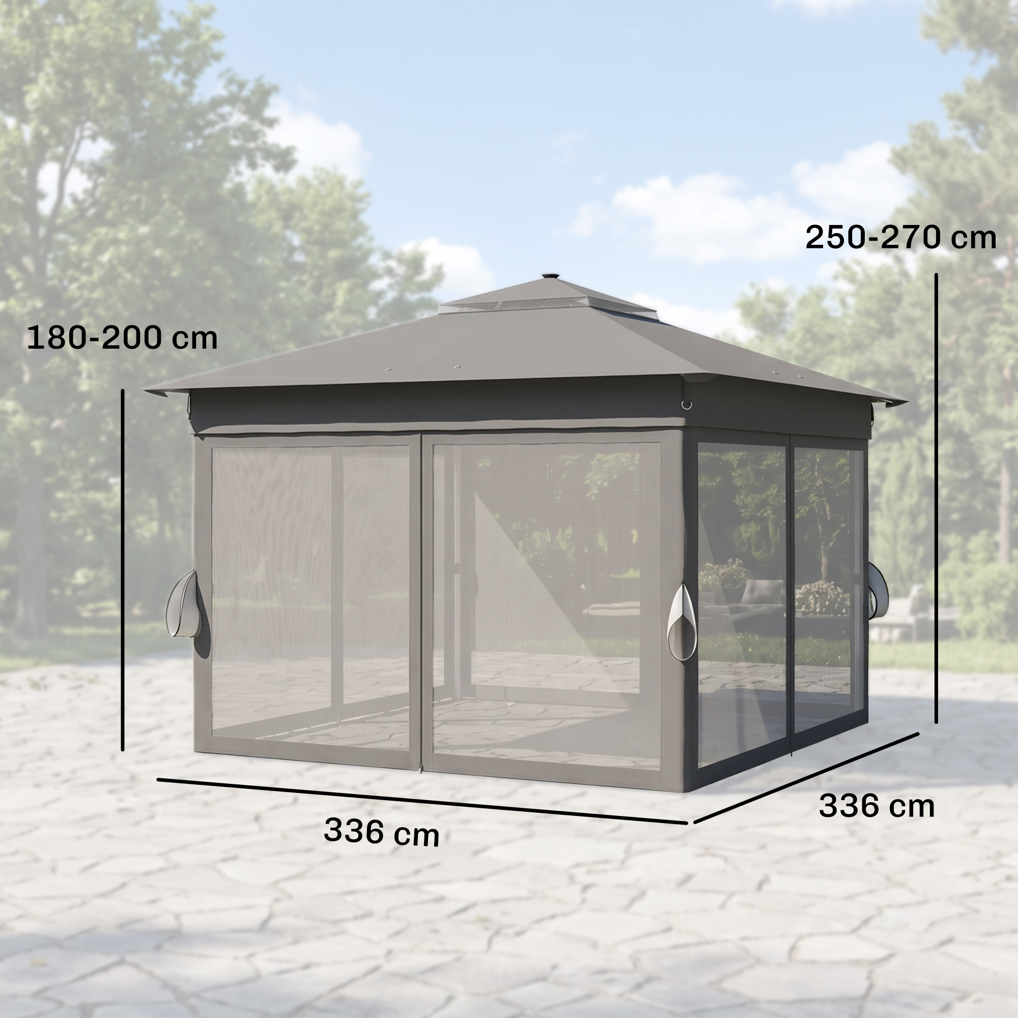 Una pergola grigia con pareti a rete si erge su un patio di pietra, con alberi sullo sfondo.