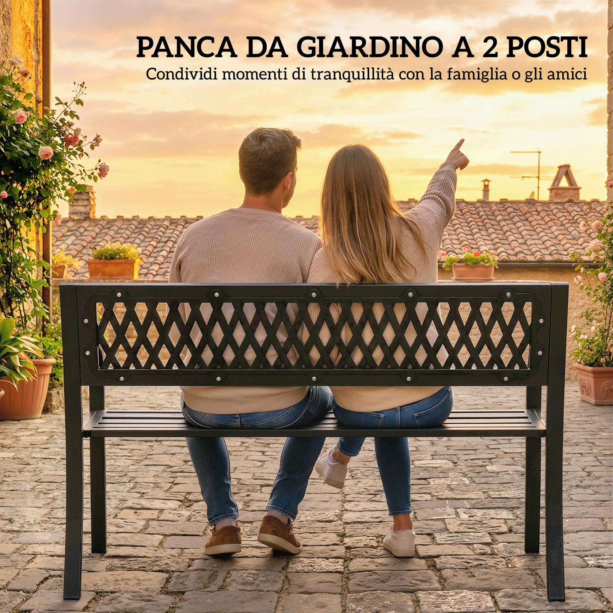 Una coppia siede su una panchina da giardino di fronte al tramonto. La donna indica la distanza.