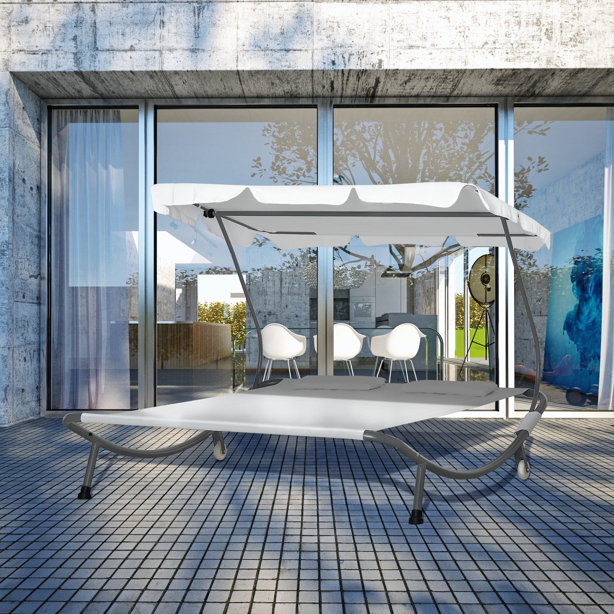 Una daybed sospesa bianca con baldacchino su un patio piastrellato davanti a grandi finestre.